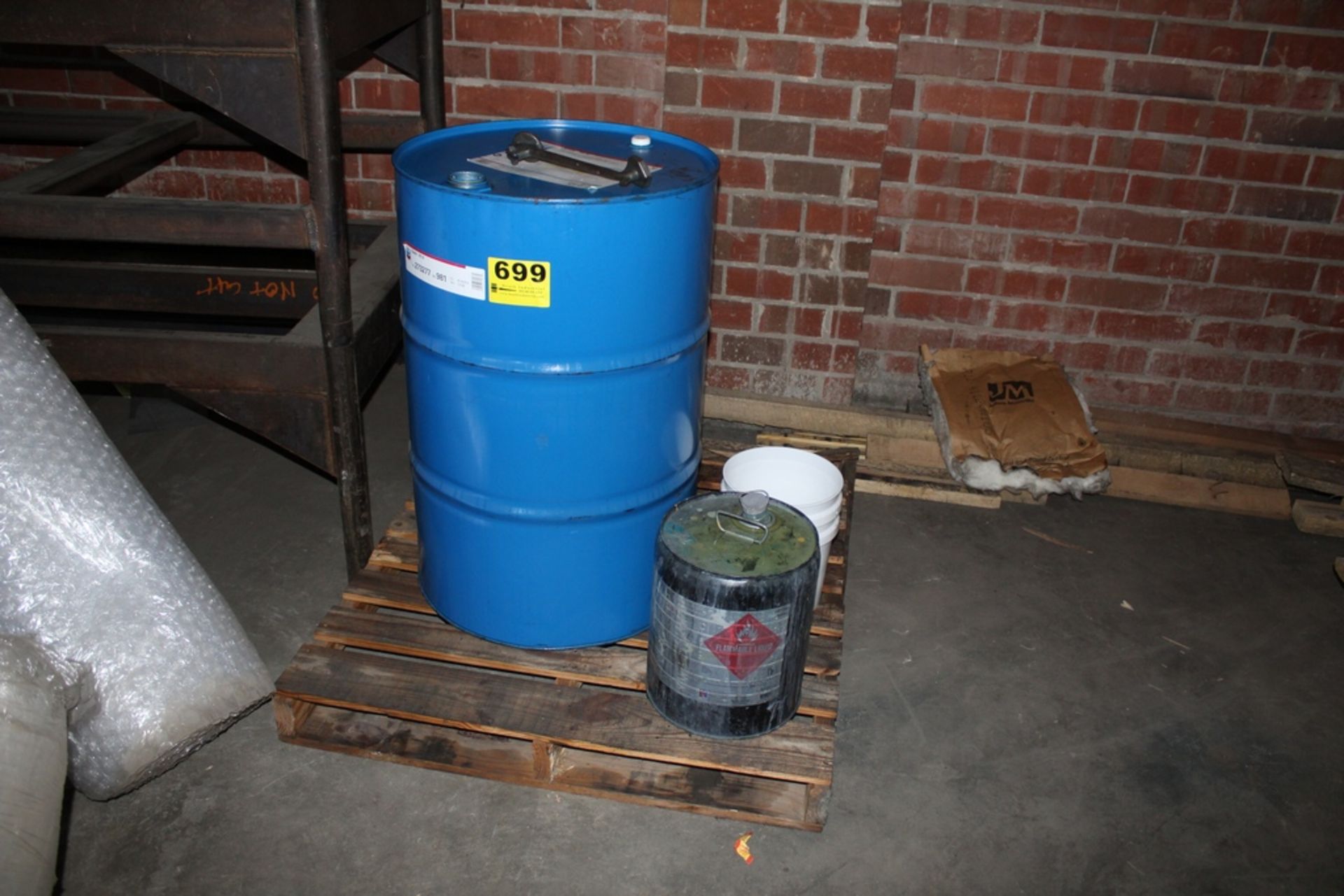 55 GALLON DRUM OF CHEVRON RANDO 32 HYDRAULIC OIL, ASSORTED OILS ON SKID