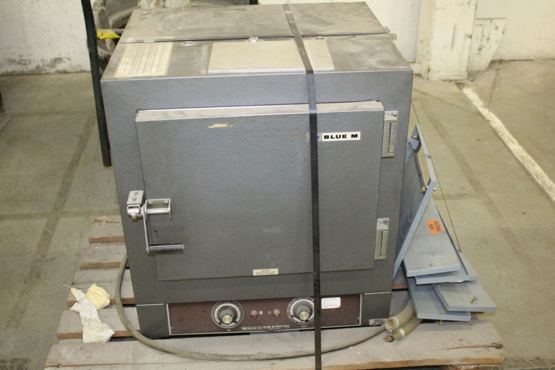 BLUE M BENCH TOP ELECTRIC LAB OVEN 26" X 22" X 28"