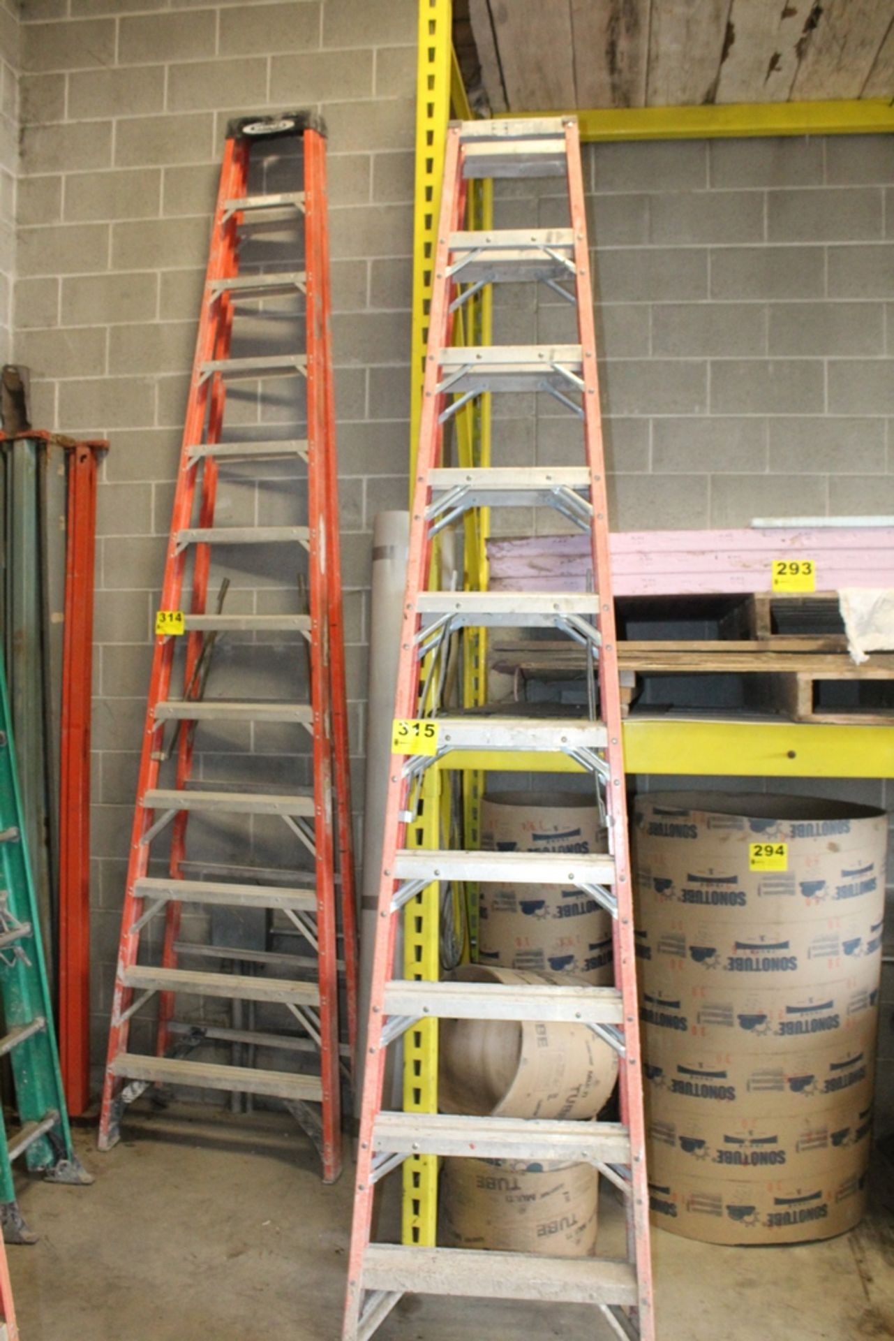 LOUISVILLE BRUTE 10' 2-SIDED LADDER FIBERGLASS STEP LADDER