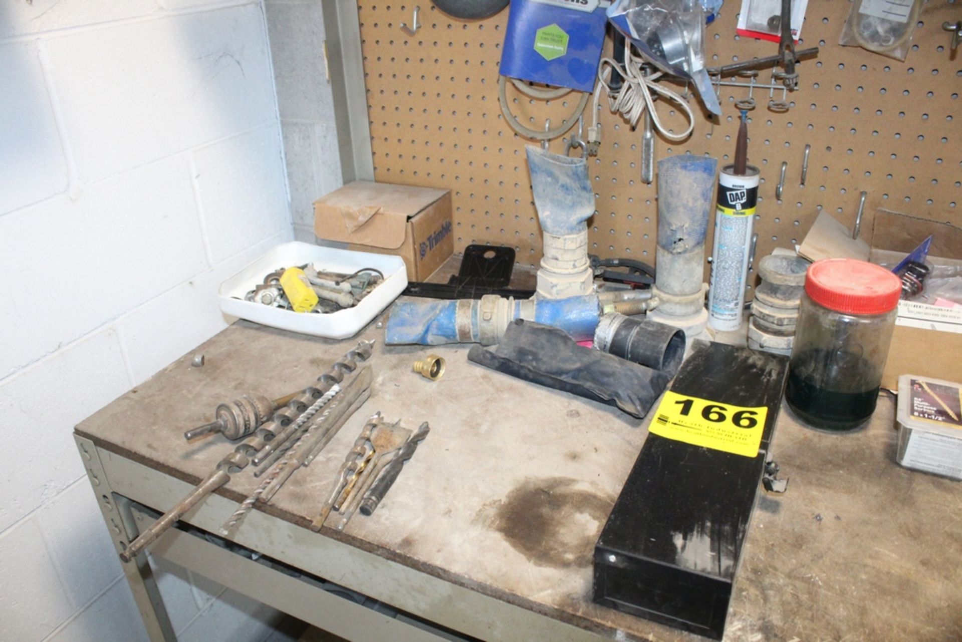 ASSORTED HARDWARE ON BENCH - Image 2 of 5