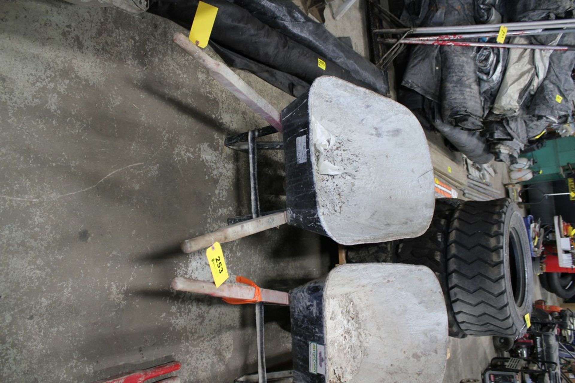 STEEL WHEEL BARROW WITH PNEUMATIC TIRE