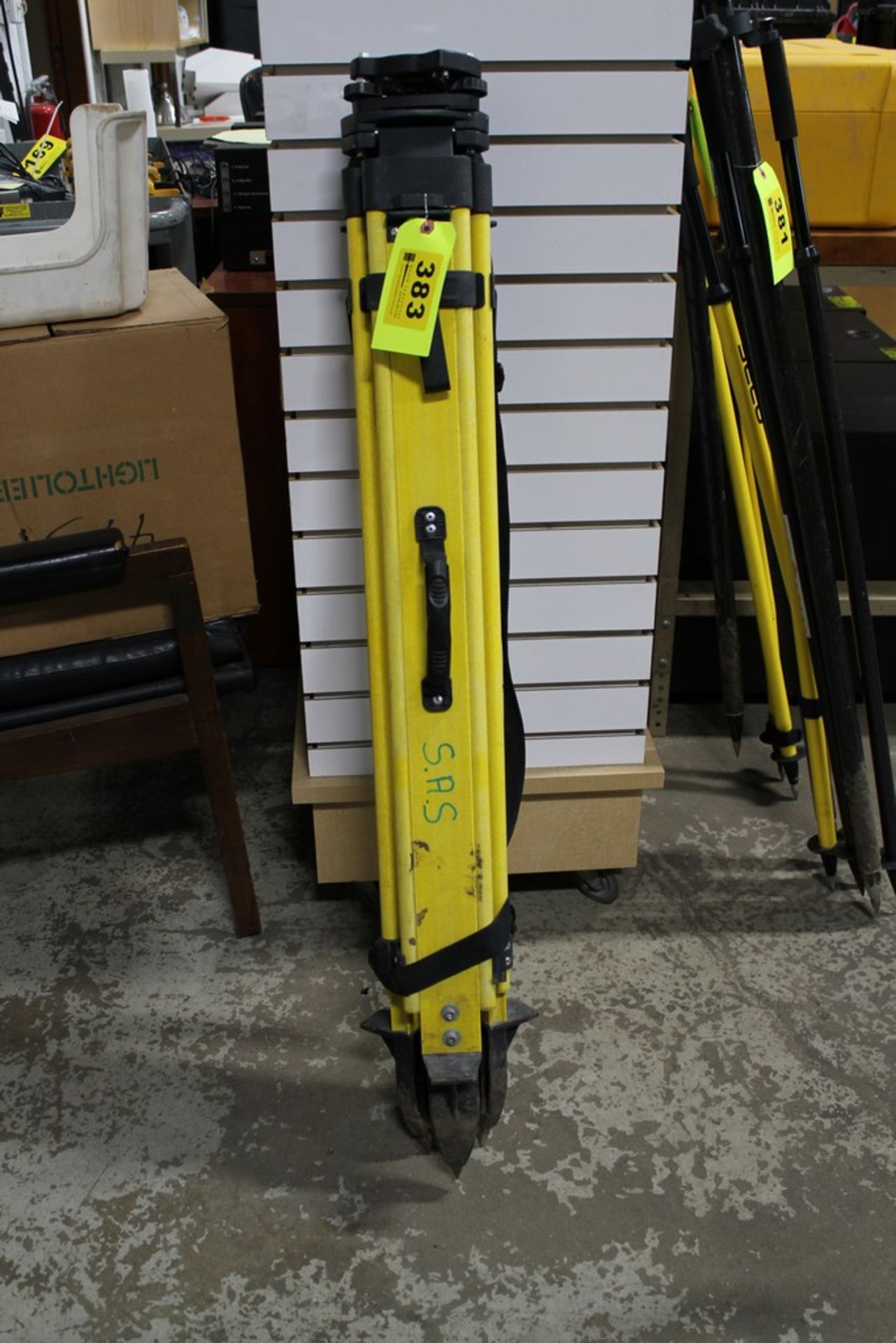 DAVID WHITE SITEPRO MODEL 01-HVFG20 5/8-11 HEAVY DUTY FIBERGLASS TRIPOD