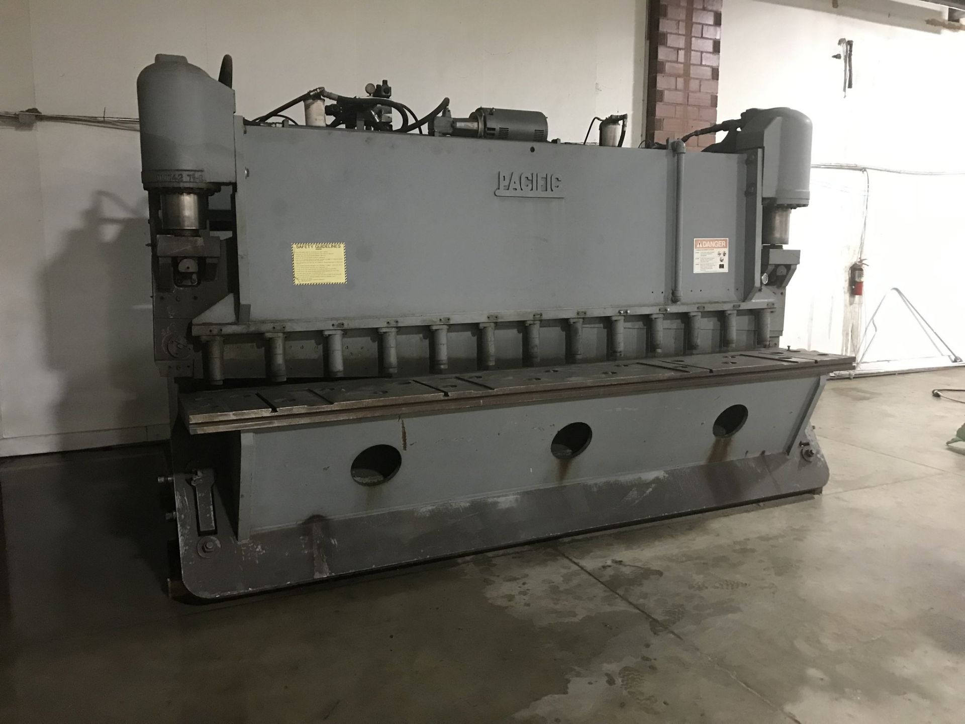 PACIFIC 1/2" X 12' SHEAR S/N S10099 1/2" x 12' Hydraulic This Asset Located in Kansas City, MO