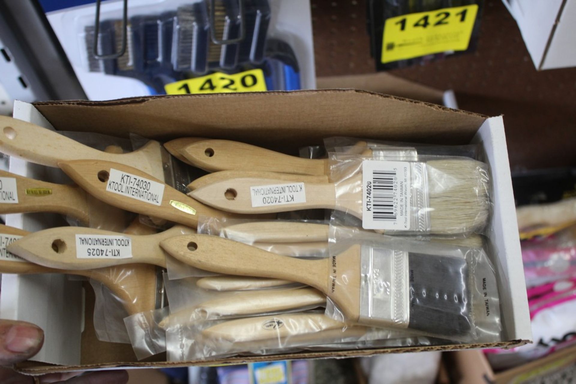 LARGE ASSORTMENT OF PAINT BRUSHES IN BOX