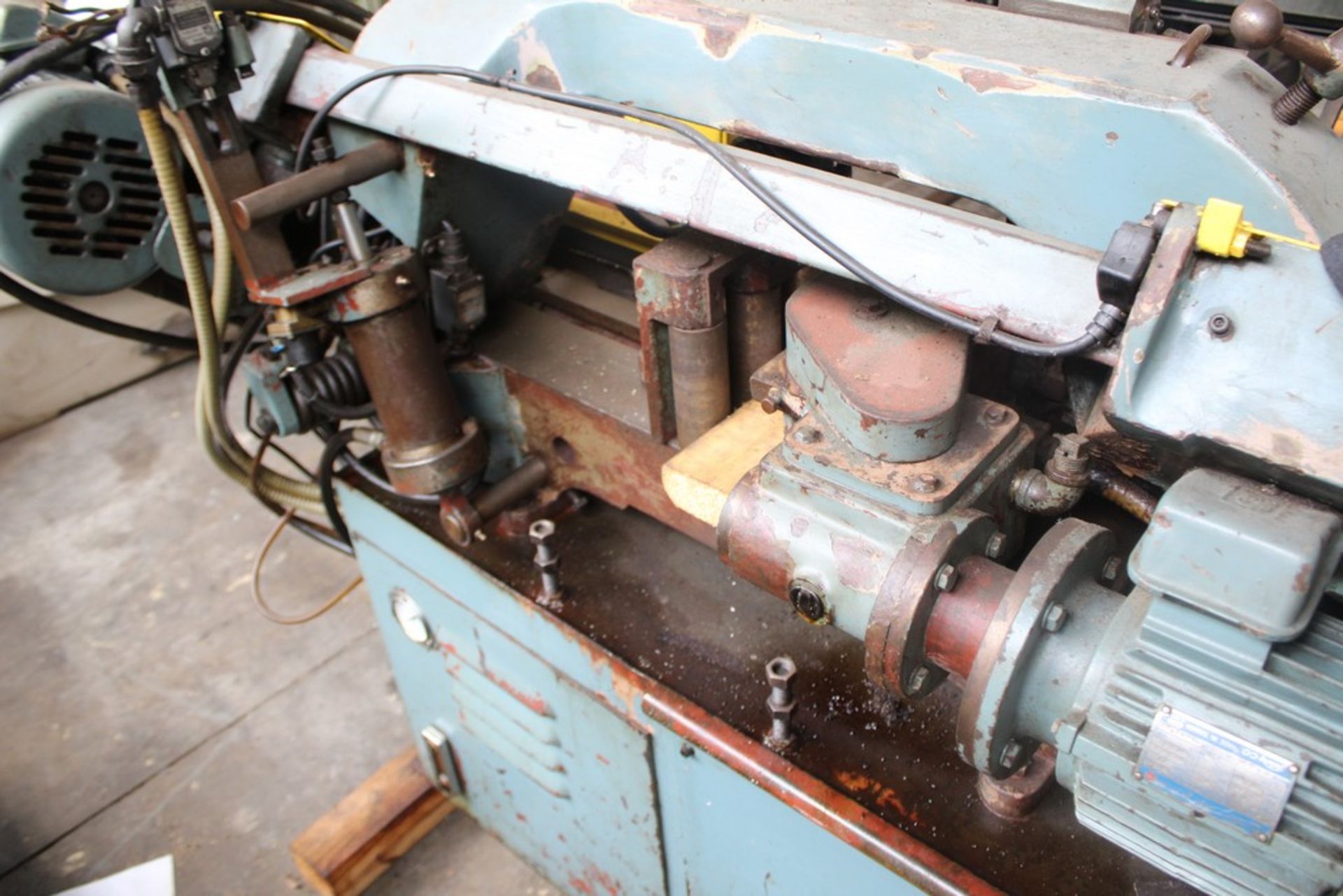10" X 10" COSEN AUTOMATIC HORIZONTAL BAND SAW, S/N C190821 (1981) MODEL AH250, EQUIPPED WITH VISE, - Image 3 of 4
