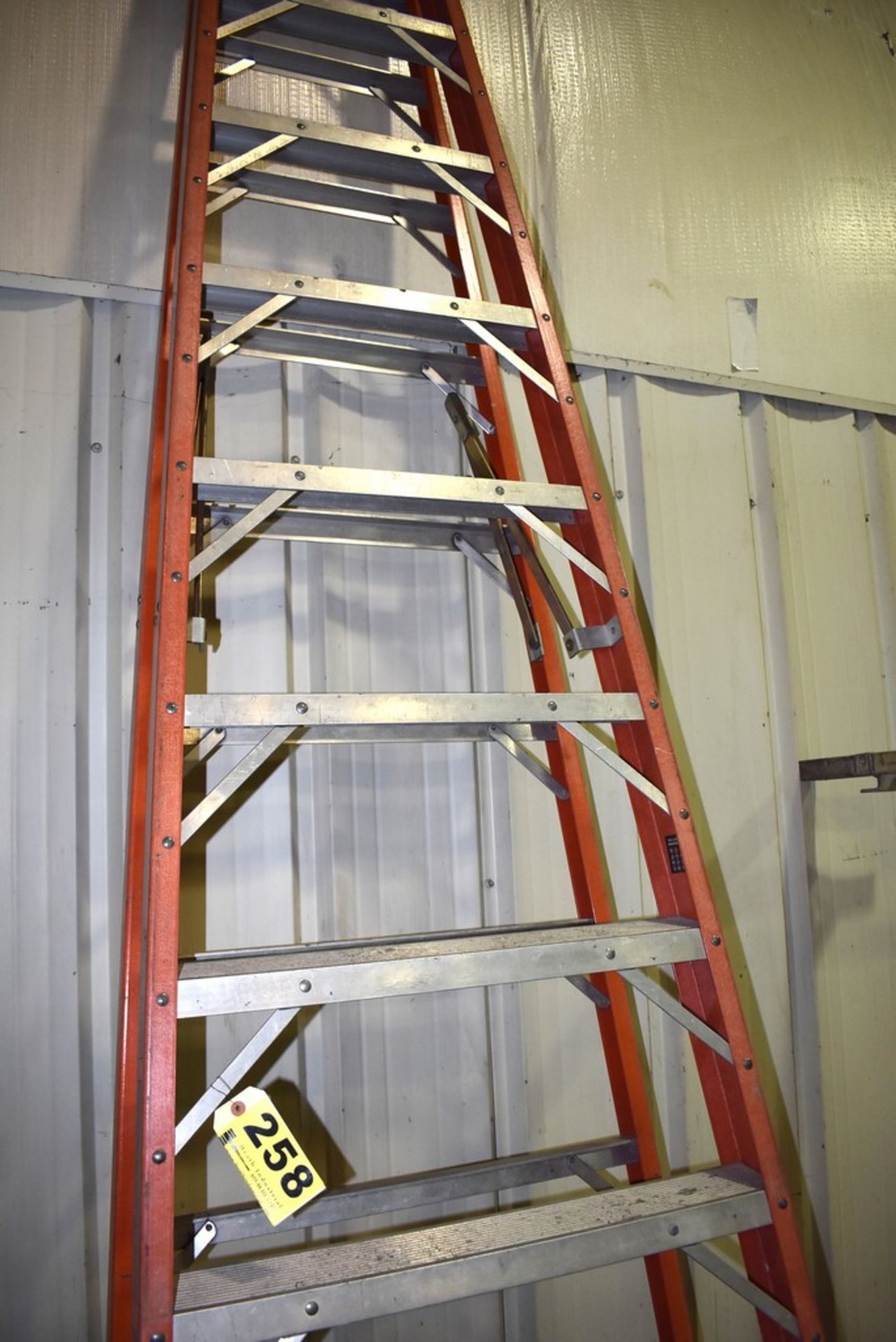 12' Fibreglass Step Ladder - Image 2 of 2