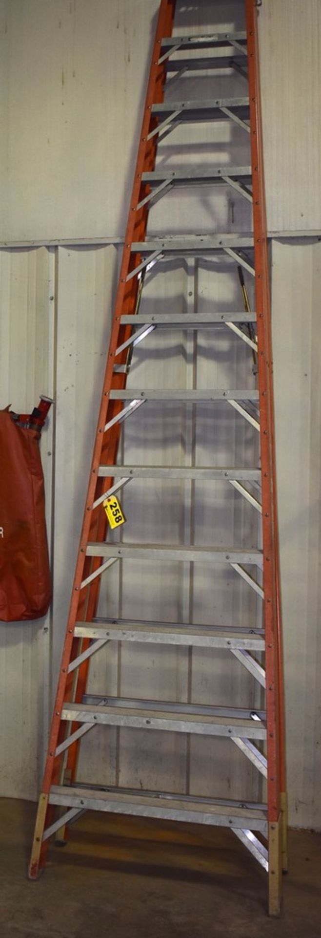 12' Fibreglass Step Ladder