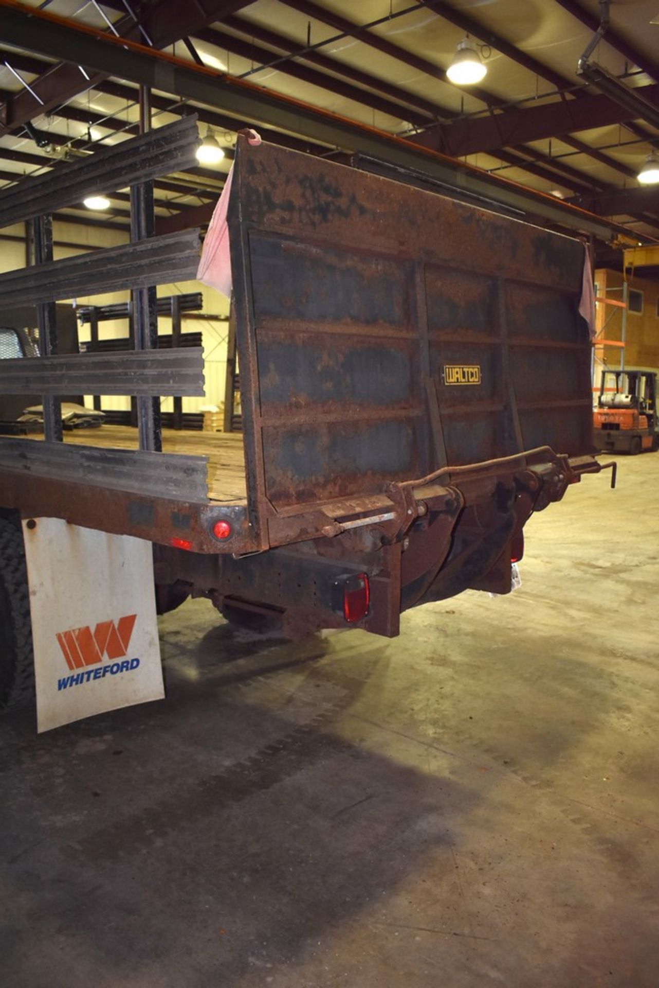 1995 Ford F700 Series Stake Bed Truck - Image 7 of 18