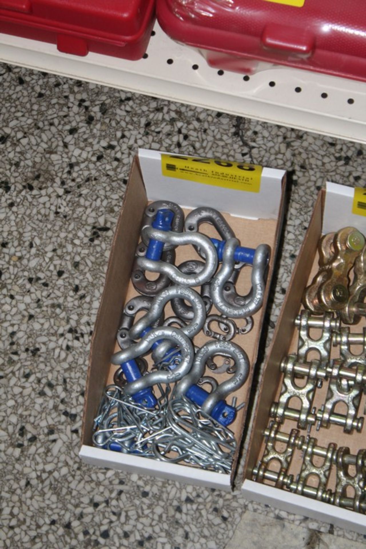 ASSORTED SHACKLES IN BOX
