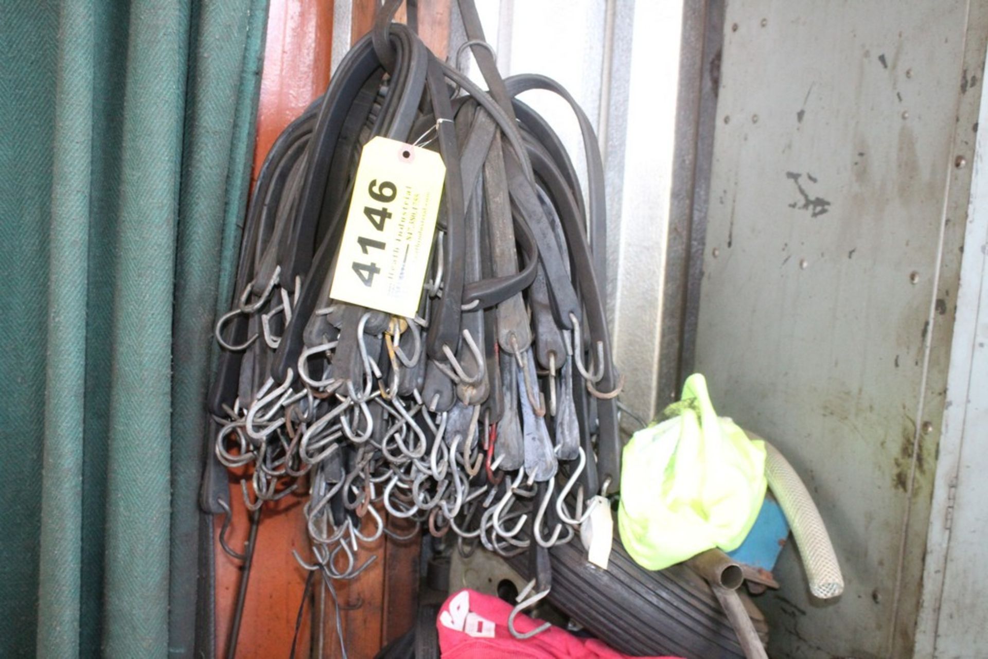 LARGE QTY OF BUNGEE STRAPS