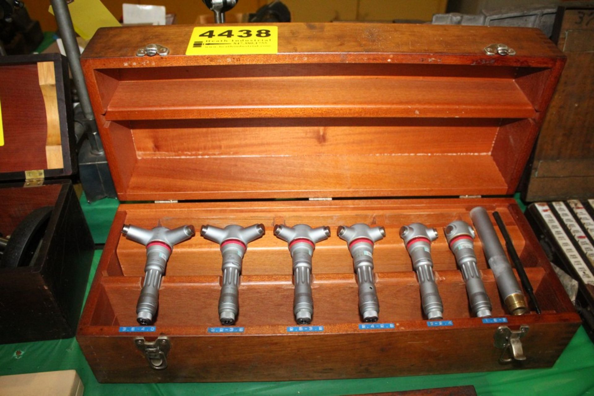 BROWN AND SHARPE BORE GAUGE SET IN CASE