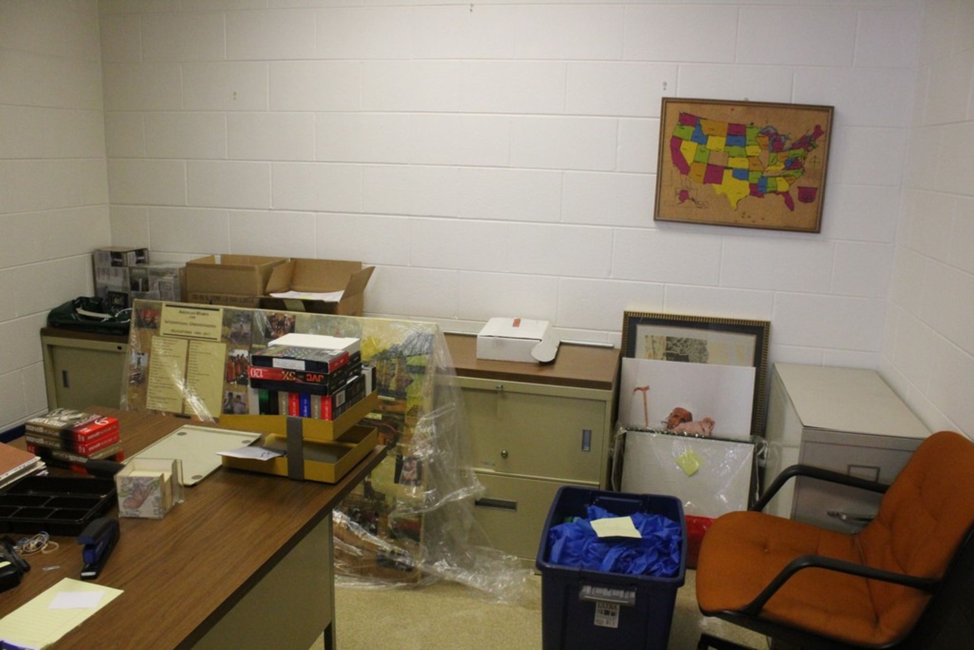 OFFICE DESKS, TABLES, CHAIRS IN ROOM - Image 2 of 2