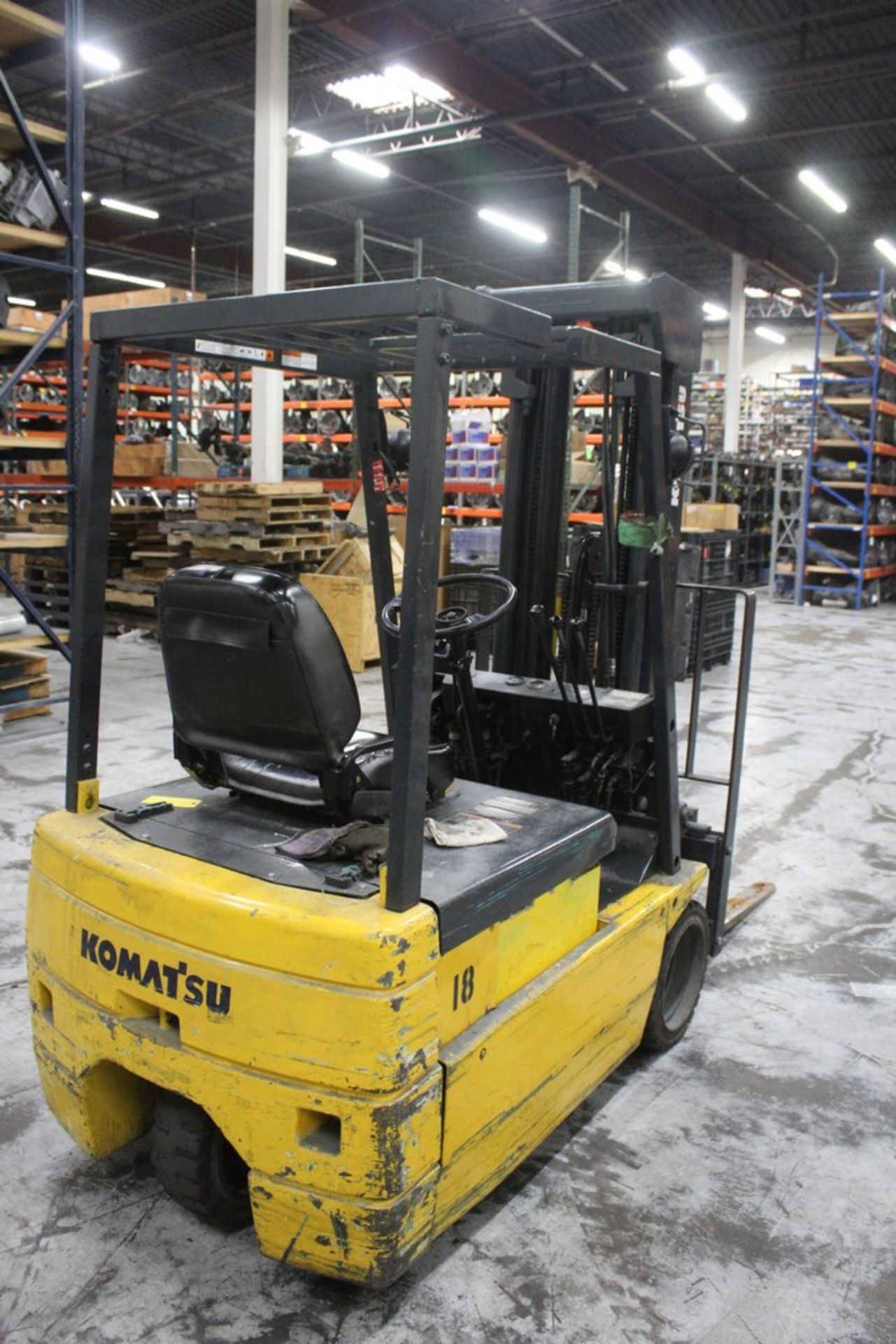 KOMATSU 3,140 LB. MODEL FB18MK-2 ELECTRIC FORK LIFT TRUCK, S/N 20394A (3095 HOURS IN METER), - Image 7 of 8