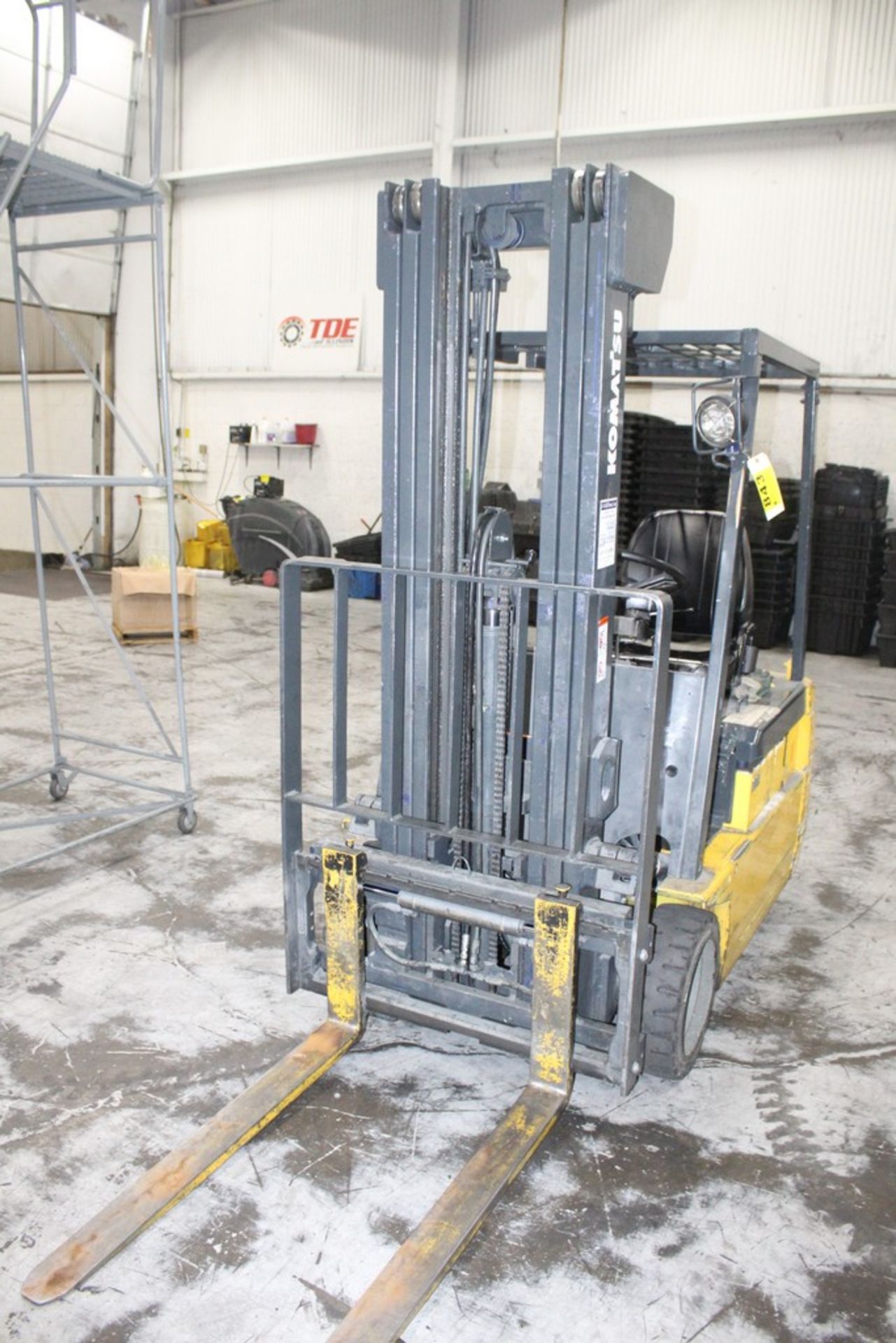 KOMATSU 3,140 LB. MODEL FB18MK-2 ELECTRIC FORK LIFT TRUCK, S/N 20394A (3095 HOURS IN METER), - Image 2 of 8