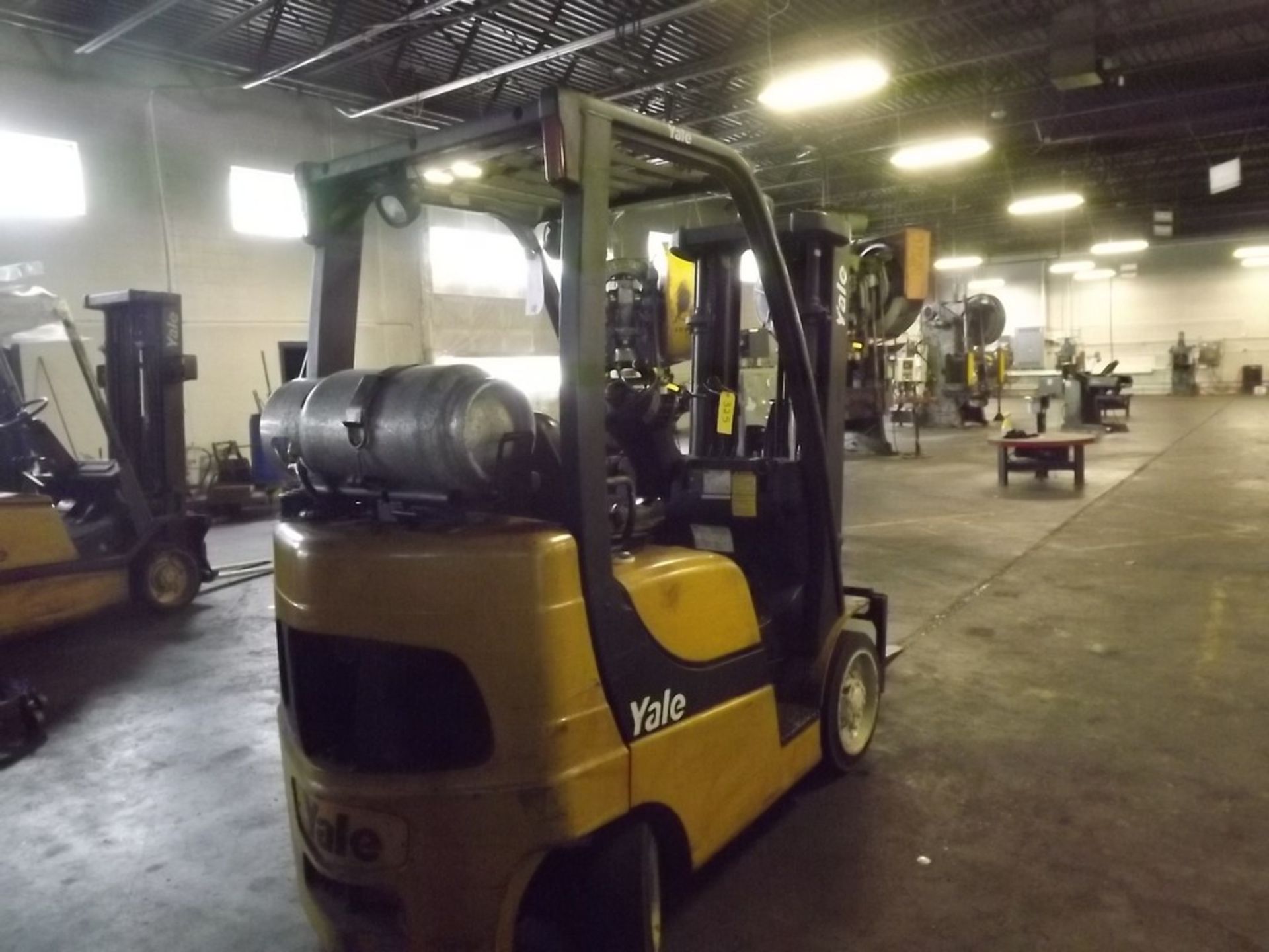 YALE 4,650 LB. MODEL GLCO50VXWV59083 LP GAS FORKLIFT TRUCK, S/N A910V11131E, 189” MAX. LIFT, - Image 2 of 5