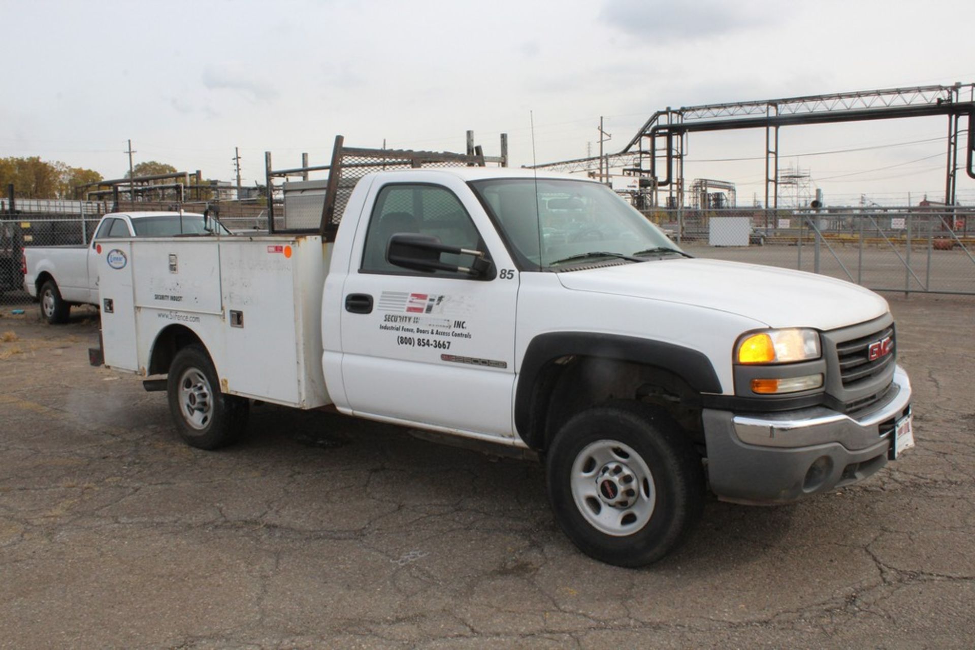 2006 GMC MODEL 2500 HD UTILITY BED TRUCK, VIN: 1GDHC24U47E110707, V-8, AUTOMATIC TRANSMISSION, MILES - Image 2 of 6