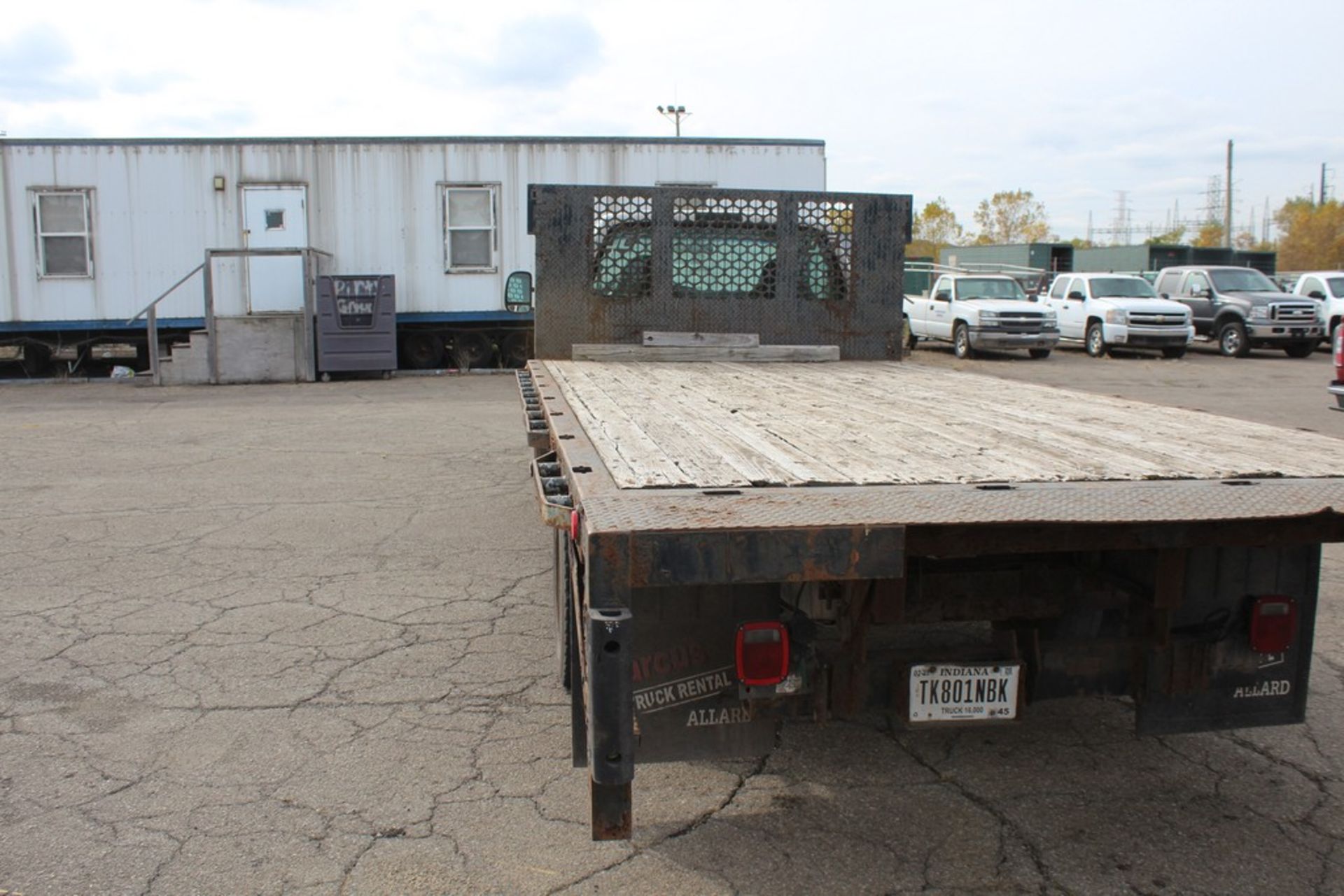 2004 FORD MODEL F-550 XL SUPER DUTY FLAT BED TRUCK, VIN: 1FDAF56S94ED37831, 16’ WOOD DECK, TRITON - Image 4 of 7