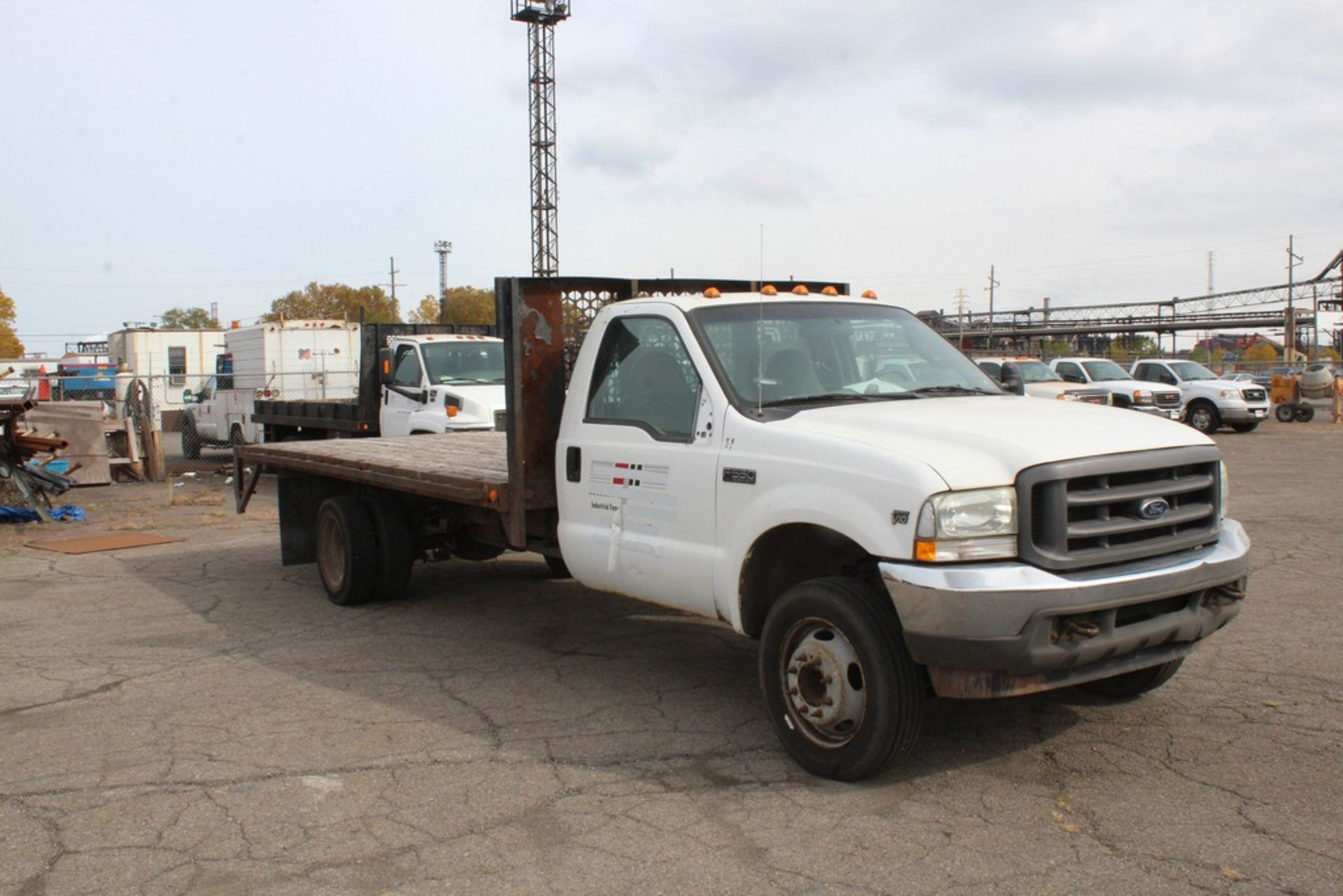 2004 FORD MODEL F-550 XL SUPER DUTY FLAT BED TRUCK, VIN: 1FDAF56S94ED37831, 16’ WOOD DECK, TRITON - Image 2 of 7