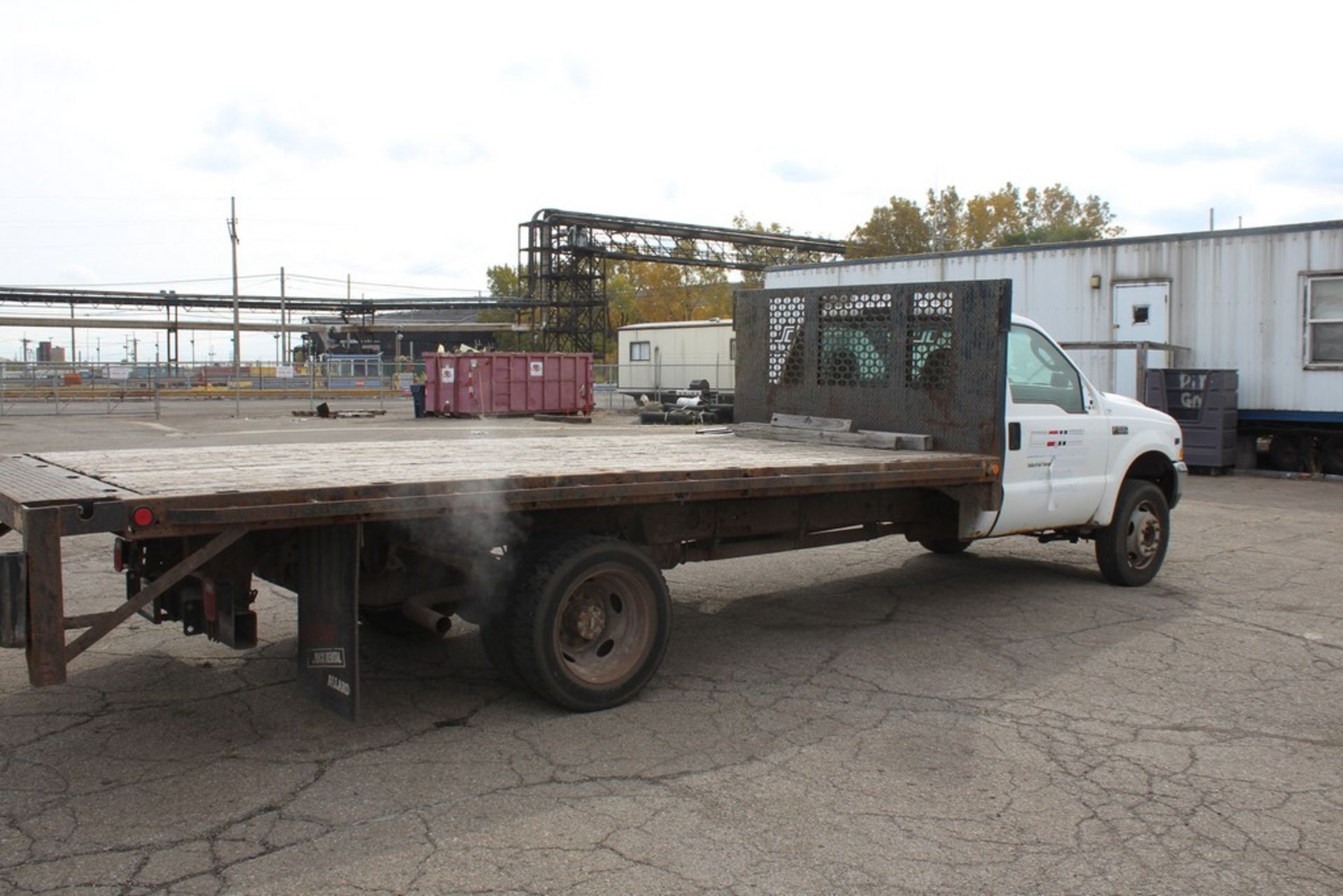 2004 FORD MODEL F-550 XL SUPER DUTY FLAT BED TRUCK, VIN: 1FDAF56S94ED37831, 16’ WOOD DECK, TRITON - Image 3 of 7