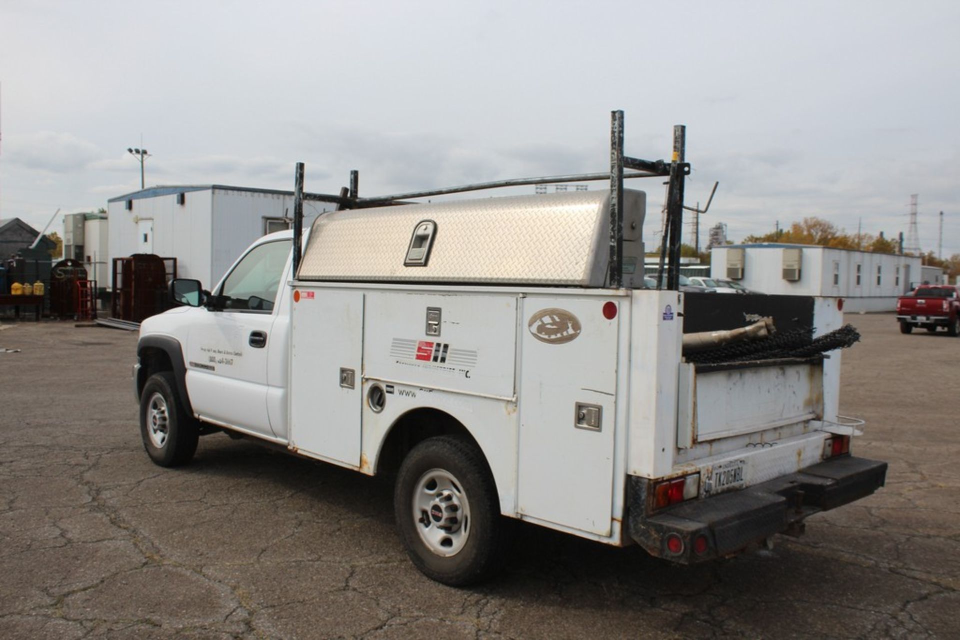 2006 GMC MODEL 2500 HD UTILITY BED TRUCK, VIN: 1GDHC24U47E110707, V-8, AUTOMATIC TRANSMISSION, MILES - Image 4 of 6