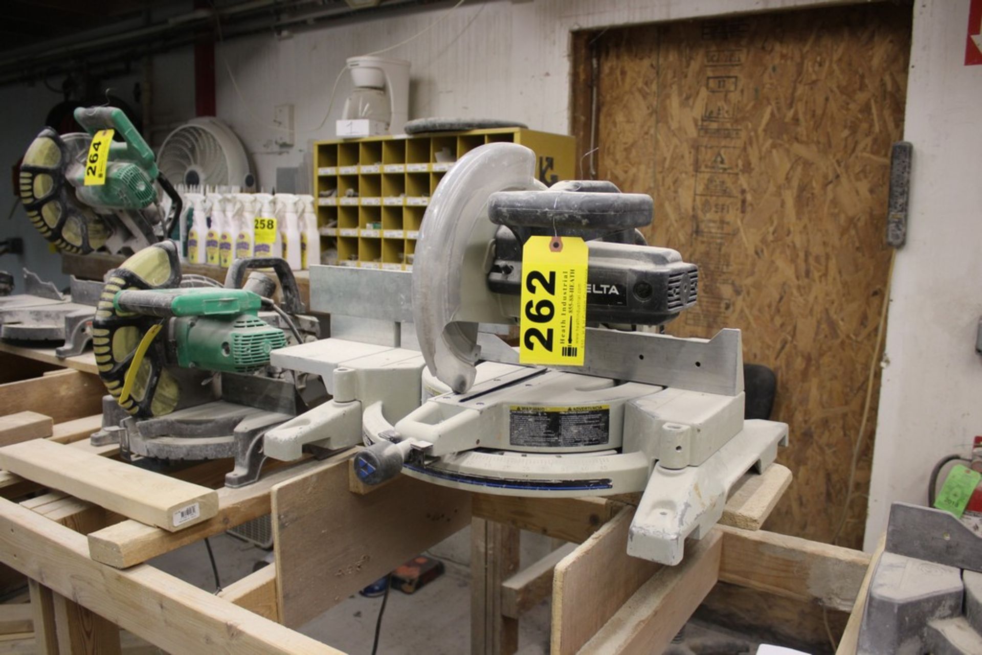 DELTA 10" SLIDING COMPOUND MITER SAW - Image 2 of 4