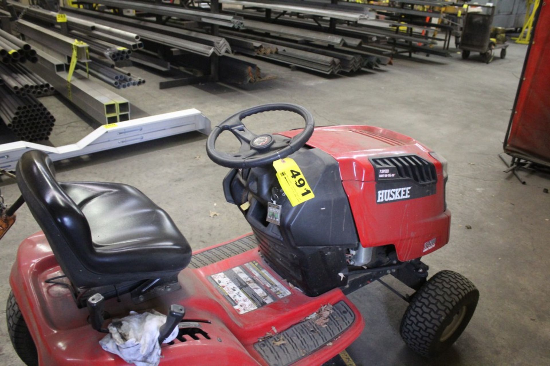 HUSKEE LT4200 LAWN TRACTOR, 7 SPEED SHIFT ON THE GO, 42" DECK, 547CC ENGINE - Image 3 of 4