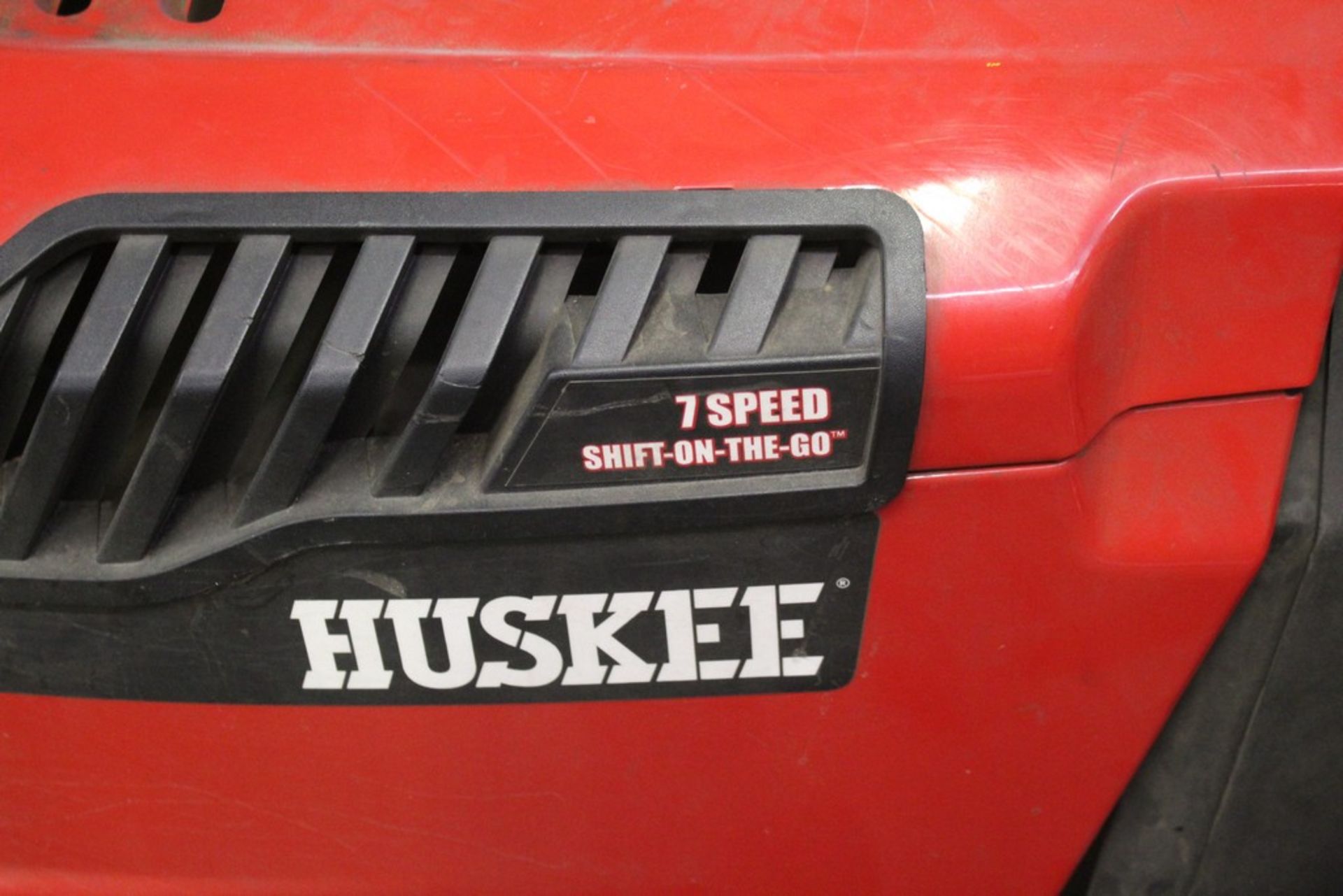 HUSKEE LT4200 LAWN TRACTOR, 7 SPEED SHIFT ON THE GO, 42" DECK, 547CC ENGINE - Image 2 of 4