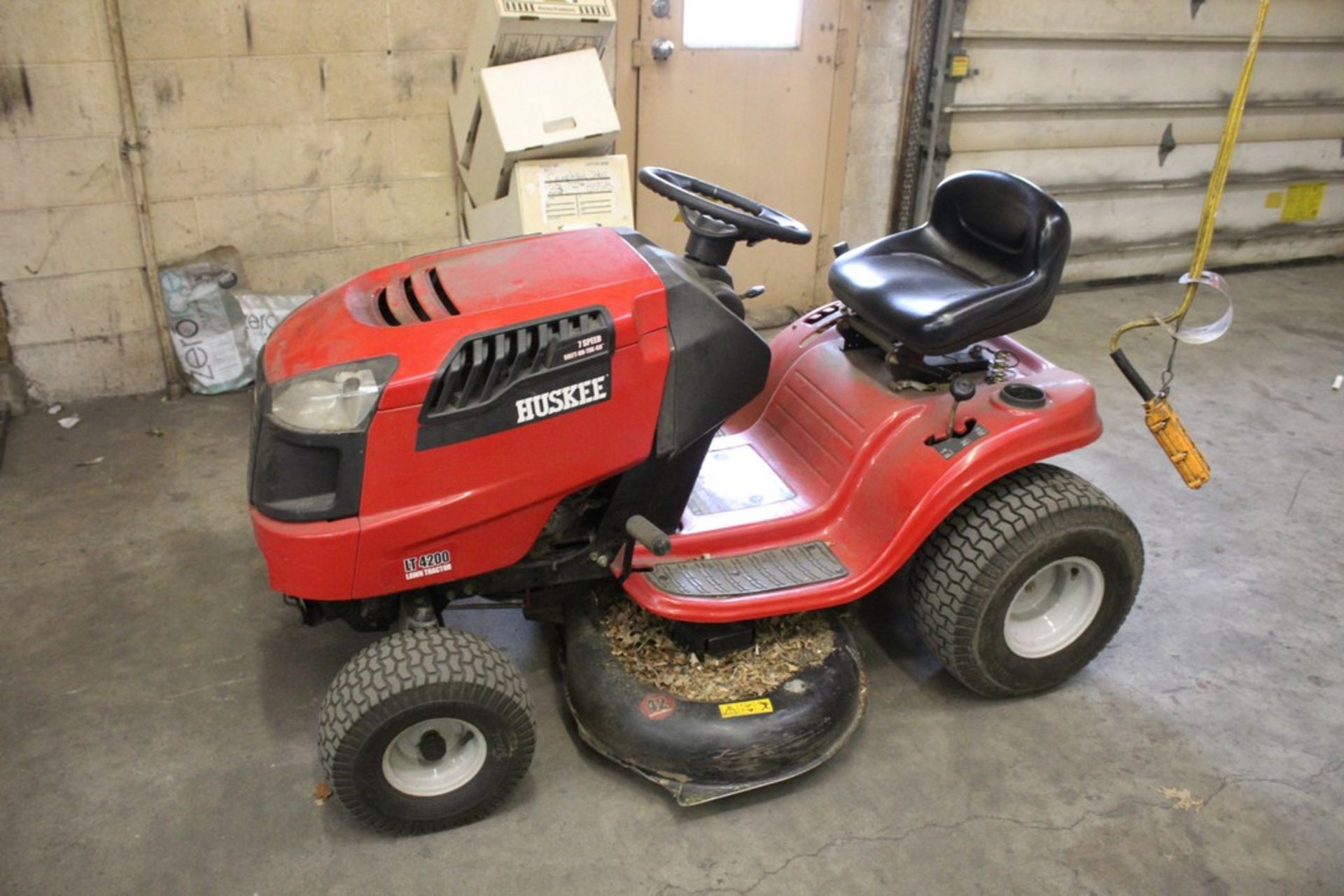 HUSKEE LT4200 LAWN TRACTOR, 7 SPEED SHIFT ON THE GO, 42" DECK, 547CC ENGINE