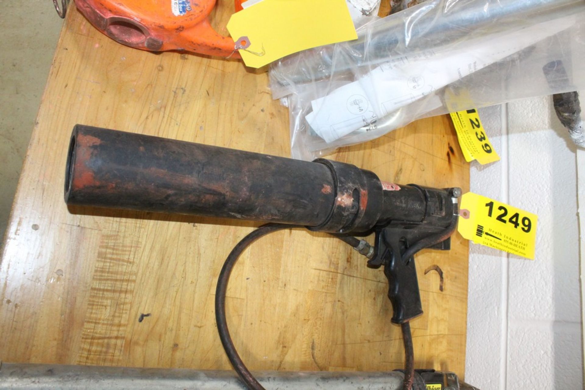 PNEUMATIC CAULK GUN