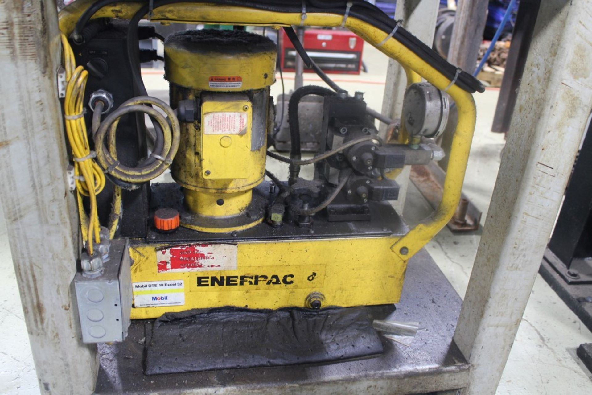 ENERPAC BENCHTOP H-FRAME PRESS, WITH DUAL PALM BUTTONS, ENERPAC HYDRAULIC UNIT - Image 6 of 6