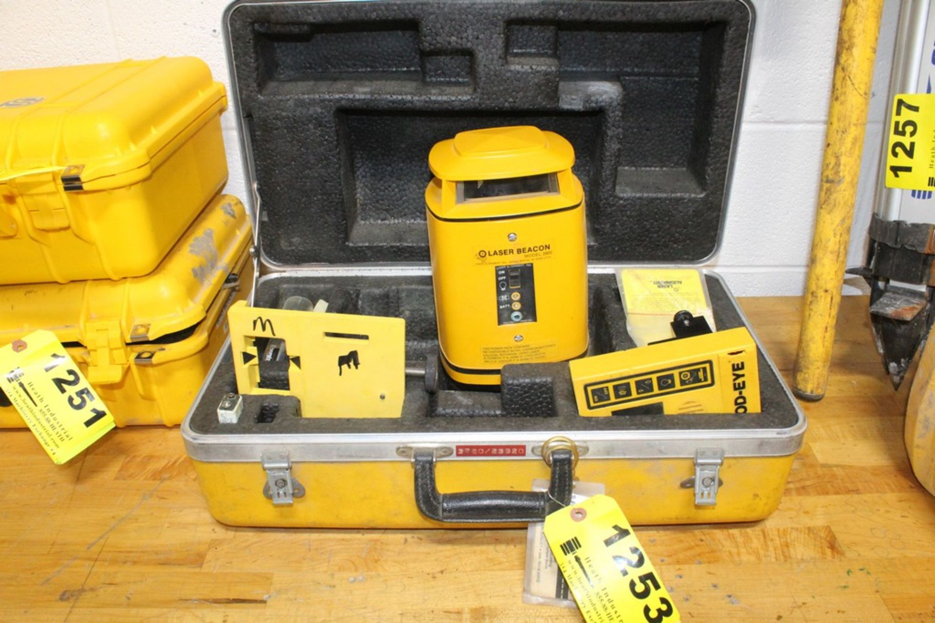 LASER BEACON MODEL 3900 LASER ALIGNMENT ROTARY LASER WITH ROD-EYE AND CASE