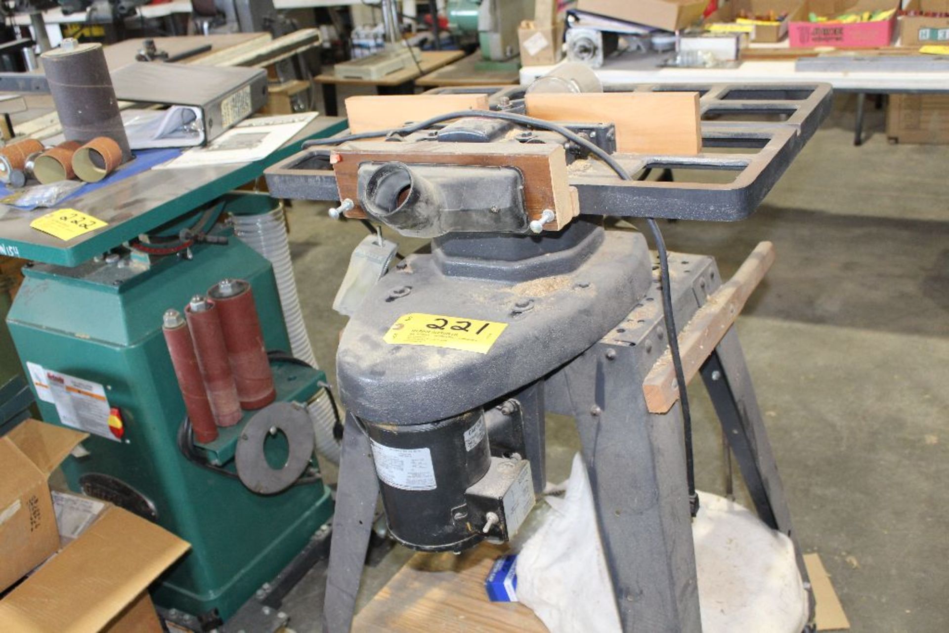 Craftsman router model 113-239390, on casters.