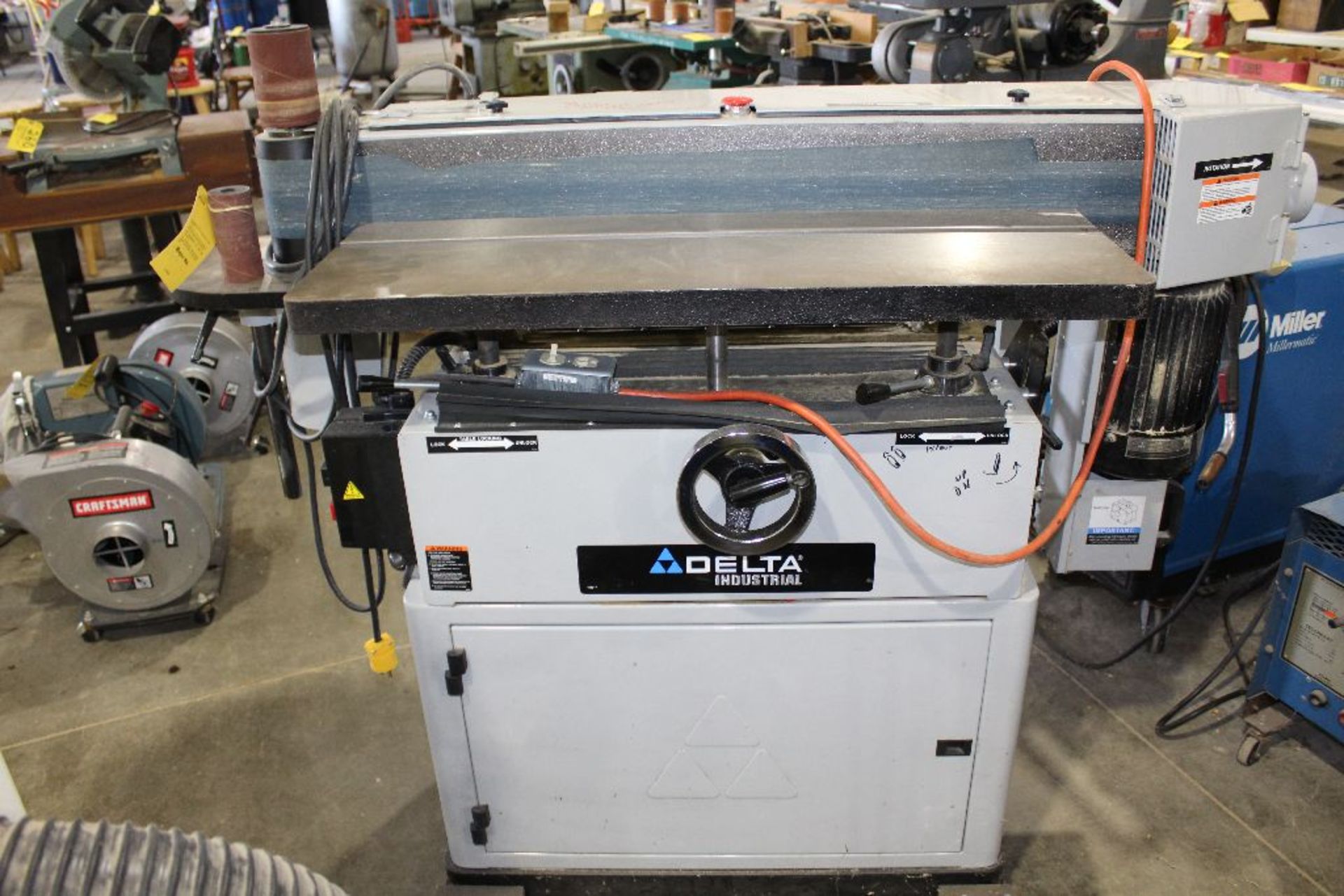 Delta ocillating Edge sander, model 31-396 on cart. - Image 6 of 8