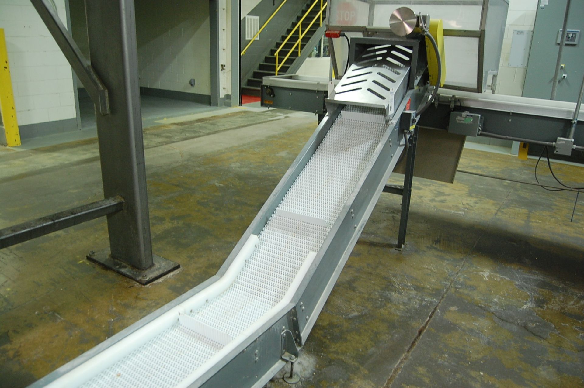 15" W Plastic Link Belt Cleated Incline Conveyor