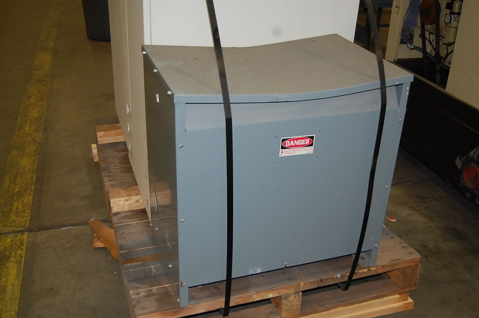 Model Power Battery Company Uninterruptible Power Supply Unit - Image 5 of 9