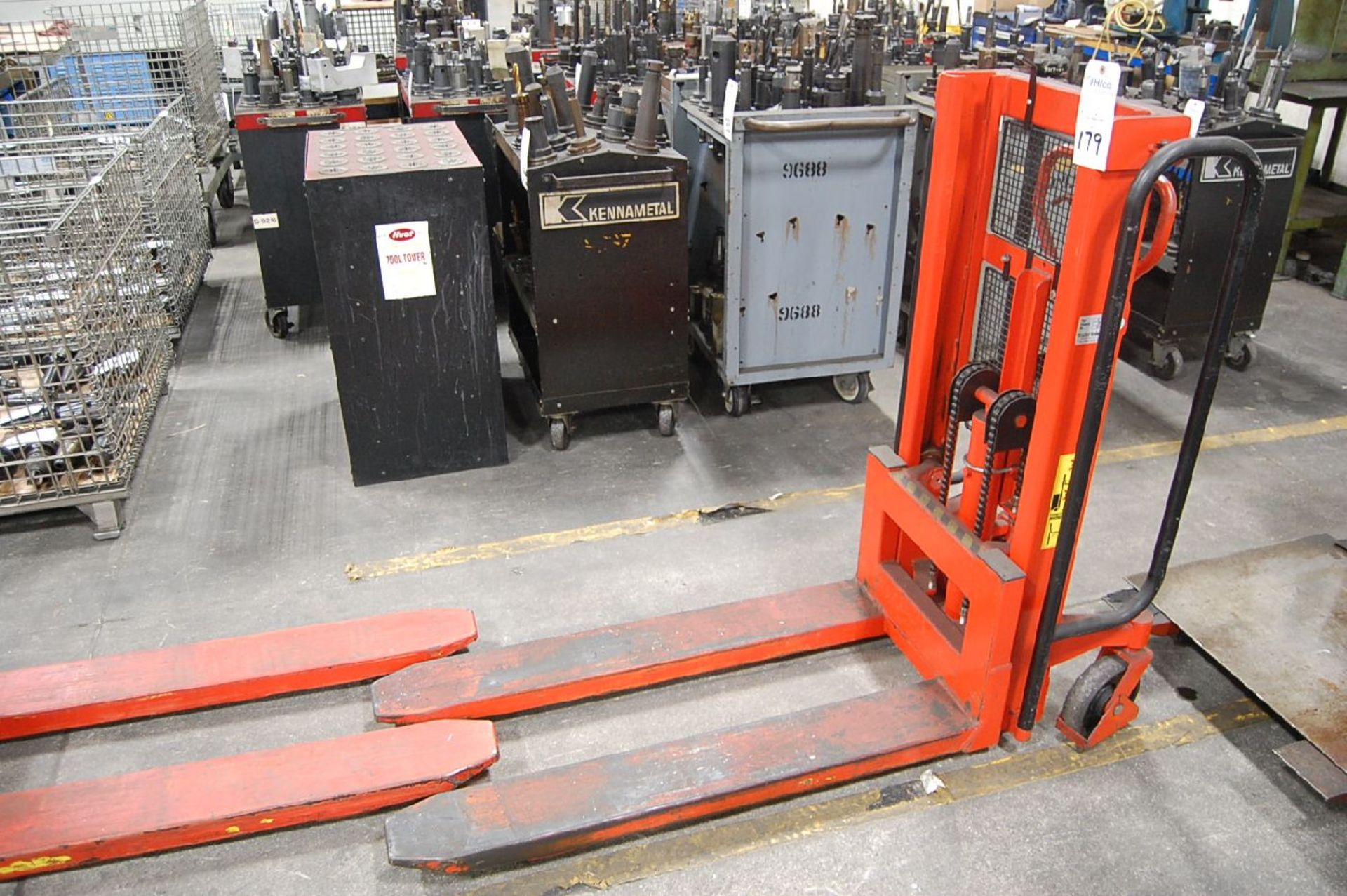 Interthor Model LL1000M 2200 Lb. Trans-Positioner Manual Hydraulic Lift