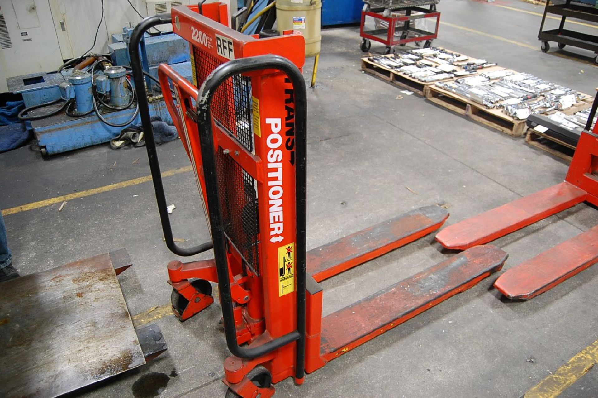 Interthor Model LL1000M 2200 Lb. Trans-Positioner Manual Hydraulic Lift - Image 2 of 2