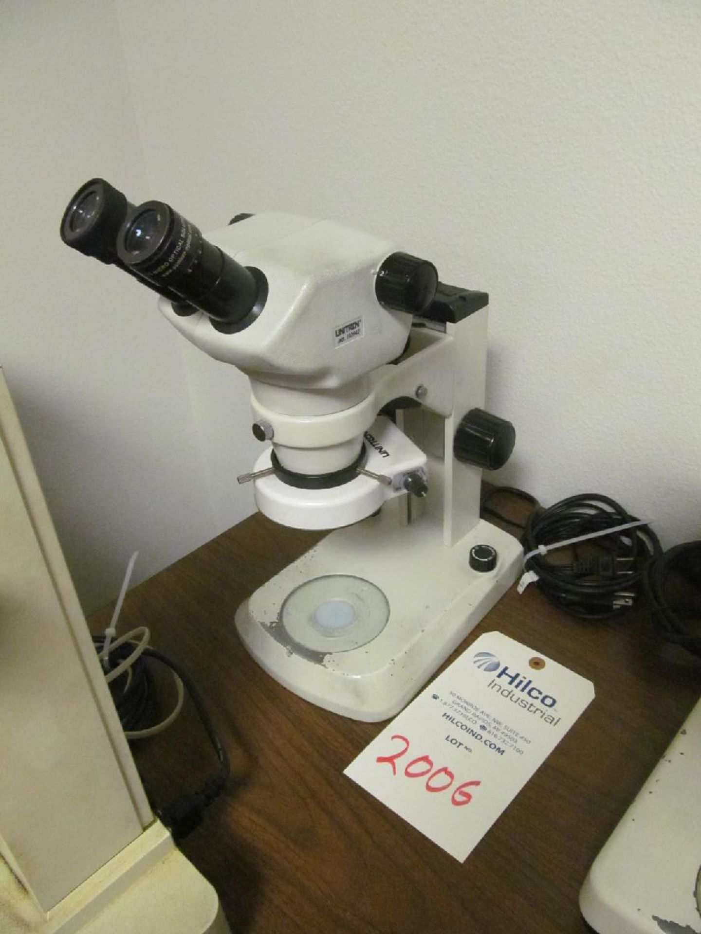 Unitron Model 2850 Stereo Microscope