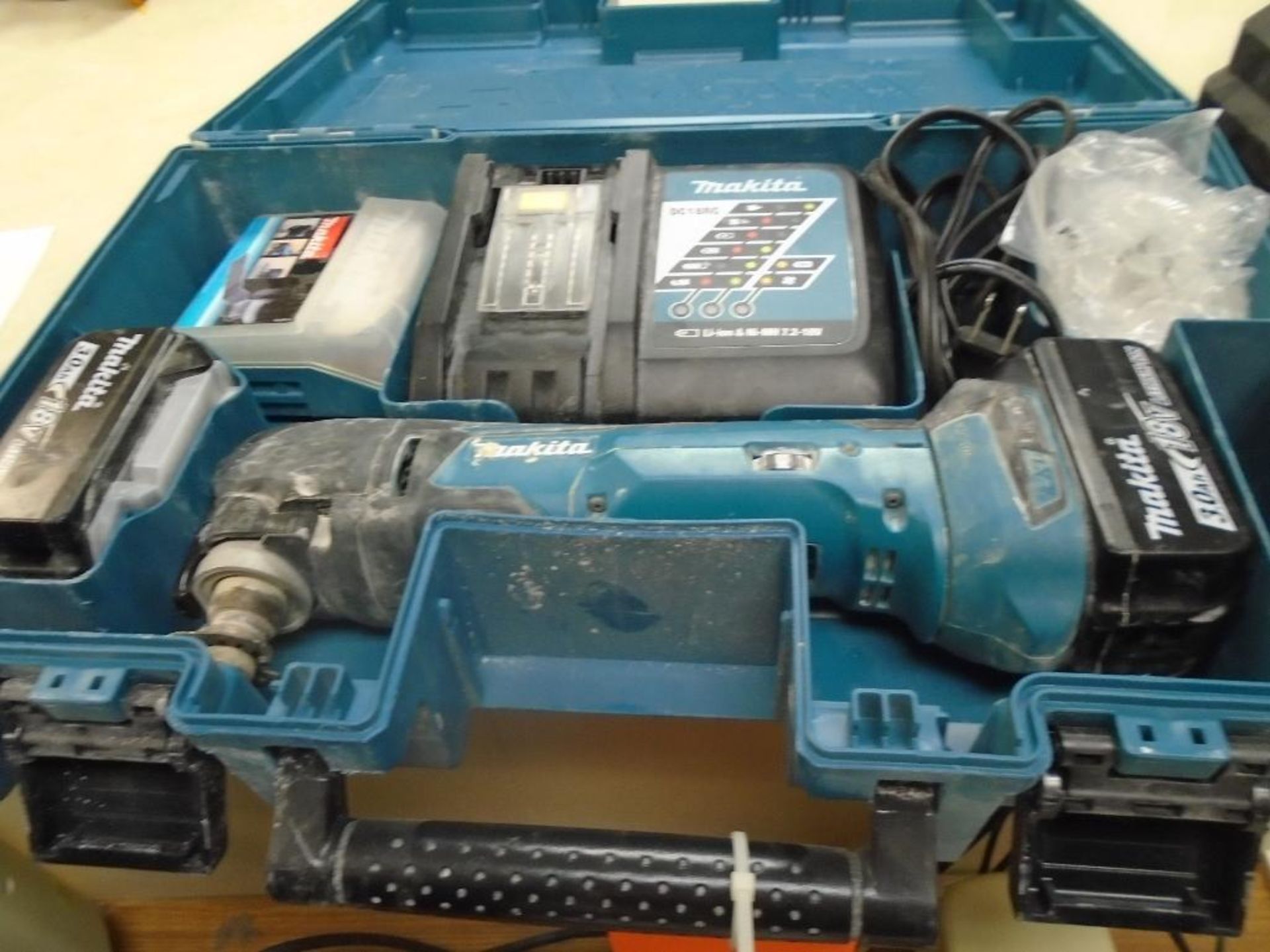 Makita model XMT03 18v multi function tool w/ batteries, charger and case