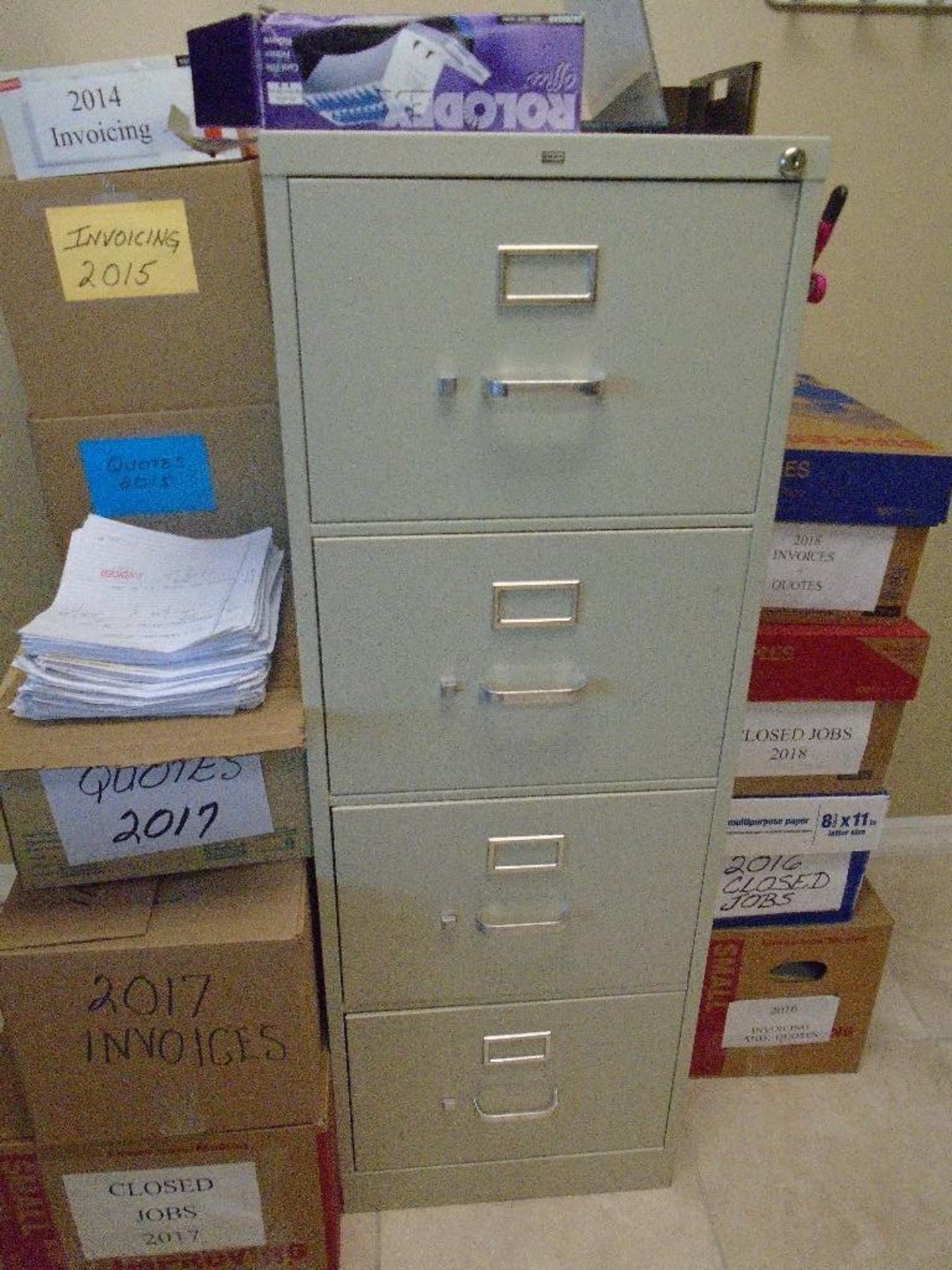 Office consisting of 2 desks 3 chairs, 1 4 drawer file cabinet, 1 oak 3 drawer file cabinet - Bild 4 aus 5