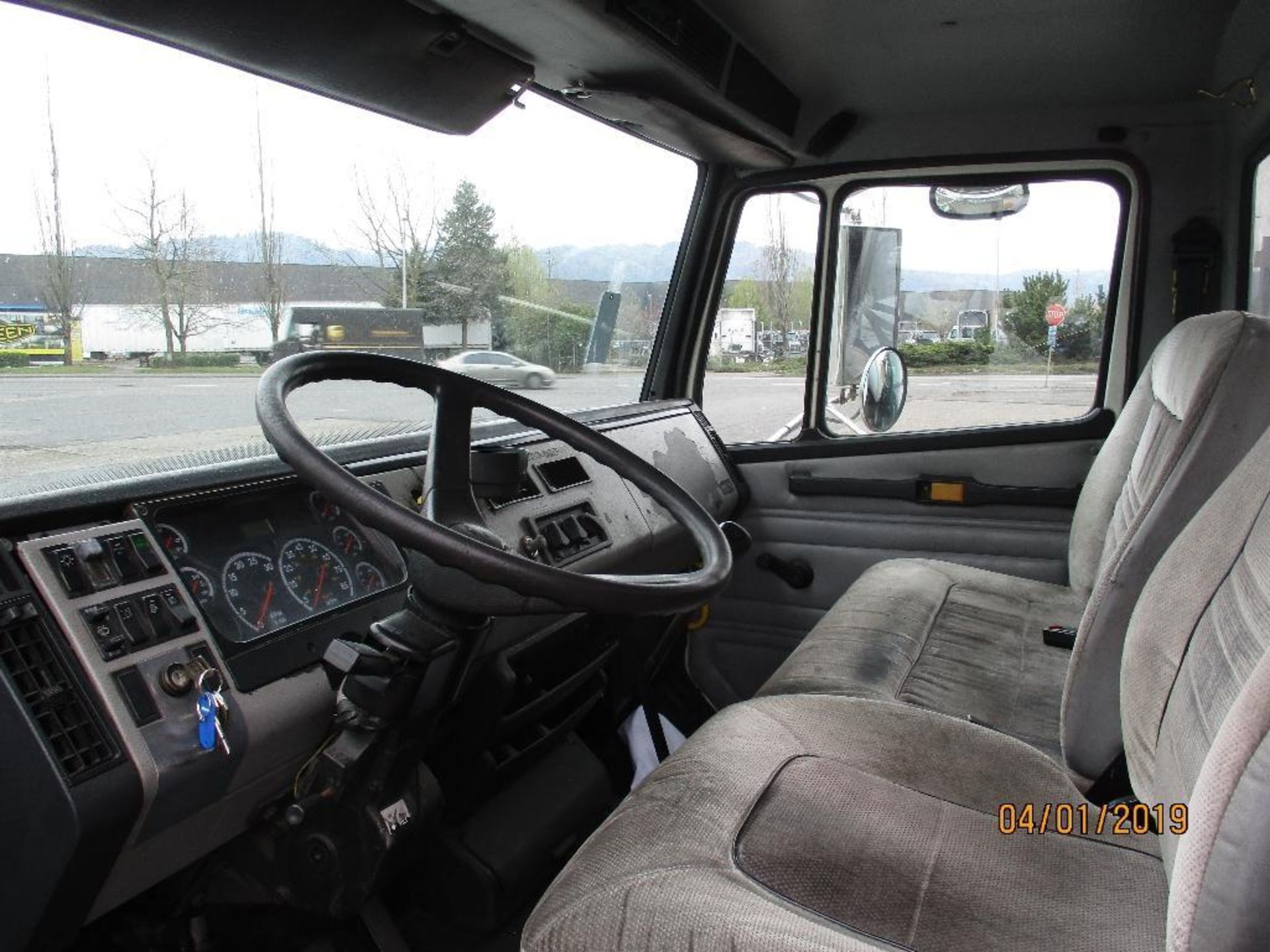 2000 Freightliner M/N FL70 Box Truck 24ft With Lift Gate, Six Speed Manuel, GVWR 33,000lb, 284,635 M - Image 5 of 10