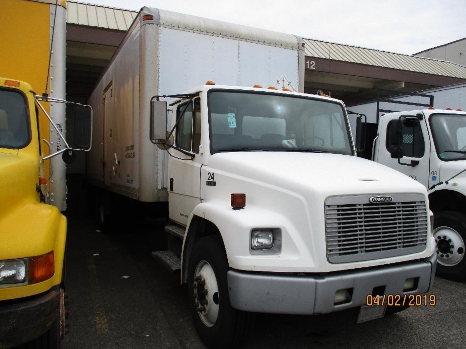 2002 Freightliner M/N FL70 Box Truck 24ft With Lift Gate, Six Speed Manuel, GVWR 33,000lb, 461,899 M