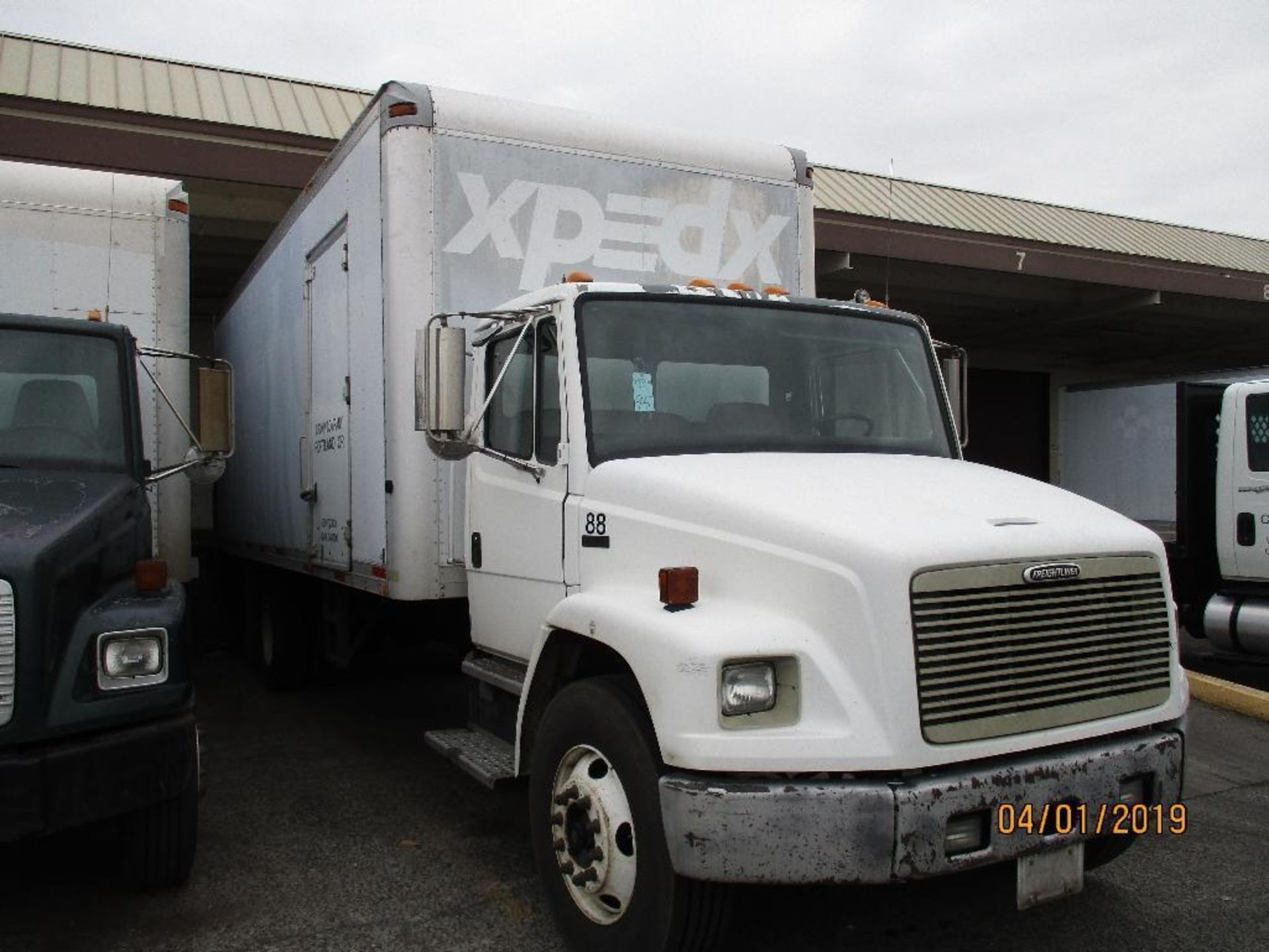 2000 Freightliner M/N FL70 Box Truck 24ft With Lift Gate, Six Speed Manuel, GVWR 33,000lb, 284,635 M - Image 2 of 10