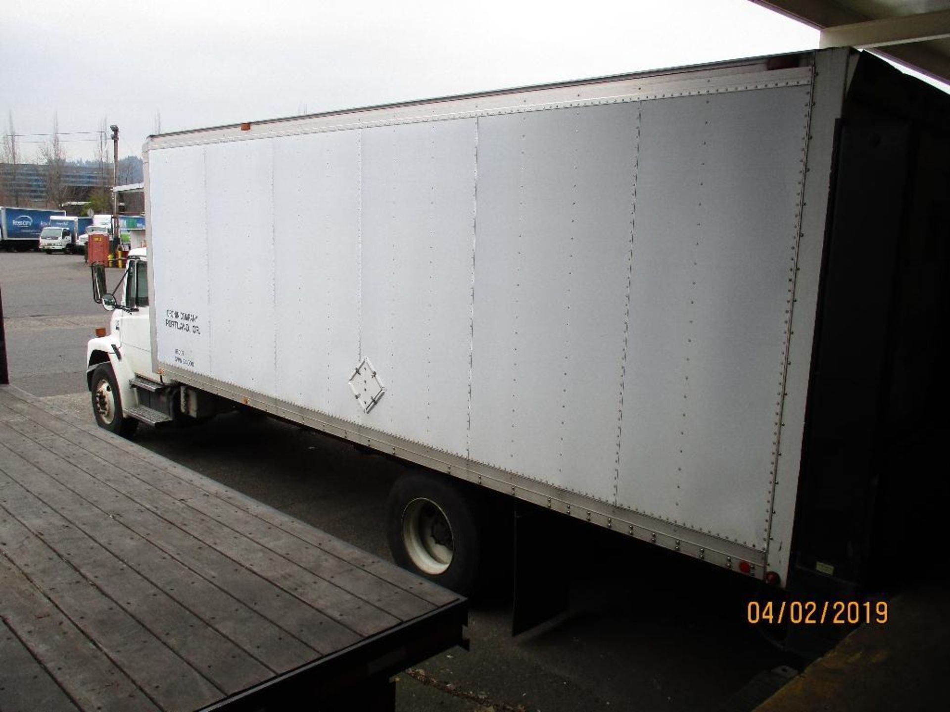 2002 Freightliner M/N FL70 Box Truck 24ft With Lift Gate, Six Speed Manuel, GVWR 33,000lb, 461,899 M - Image 3 of 14