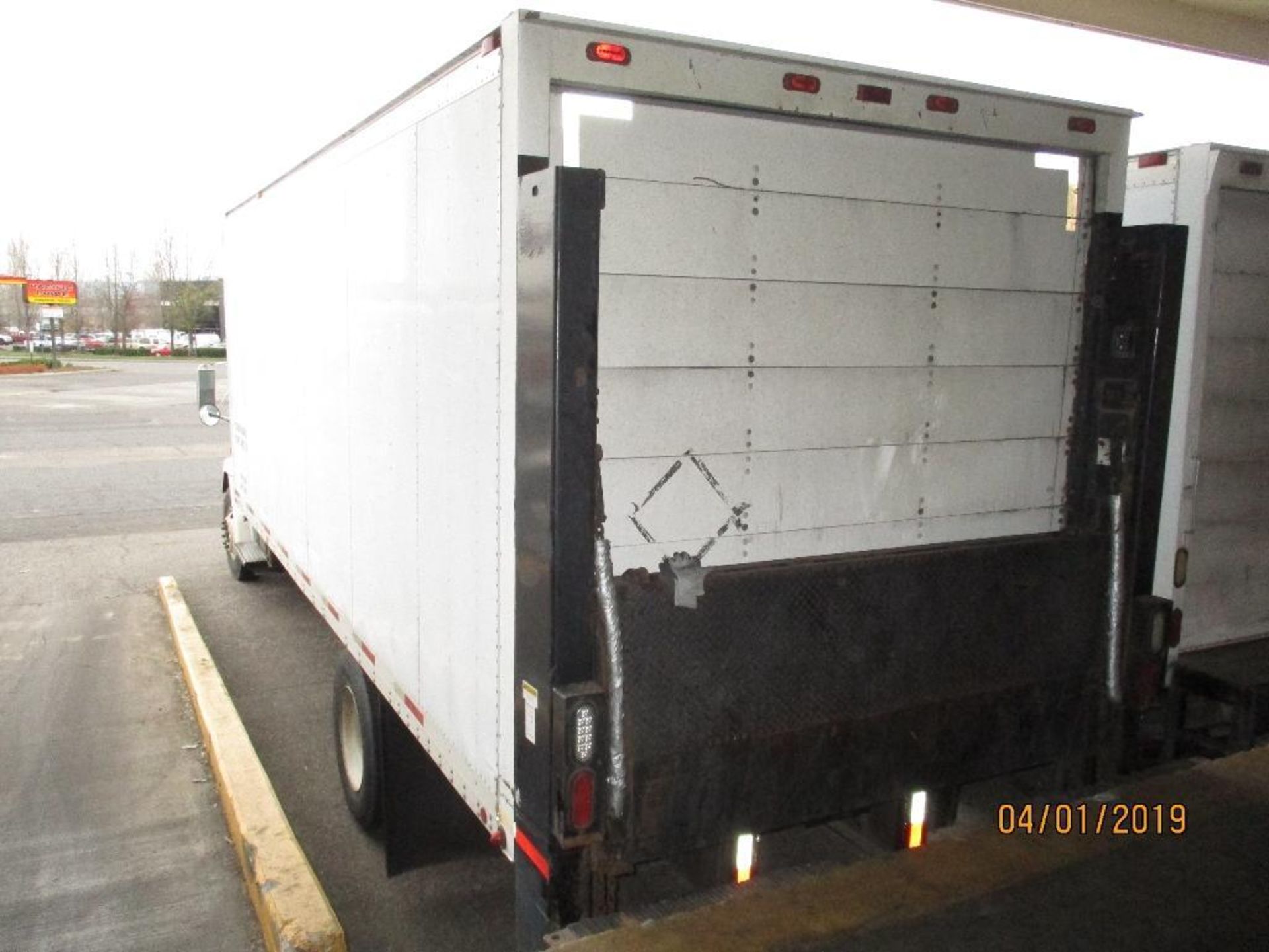 2000 Freightliner M/N FL70 Box Truck 24ft With Lift Gate, Six Speed Manuel, GVWR 33,000lb, 284,635 M - Image 3 of 10