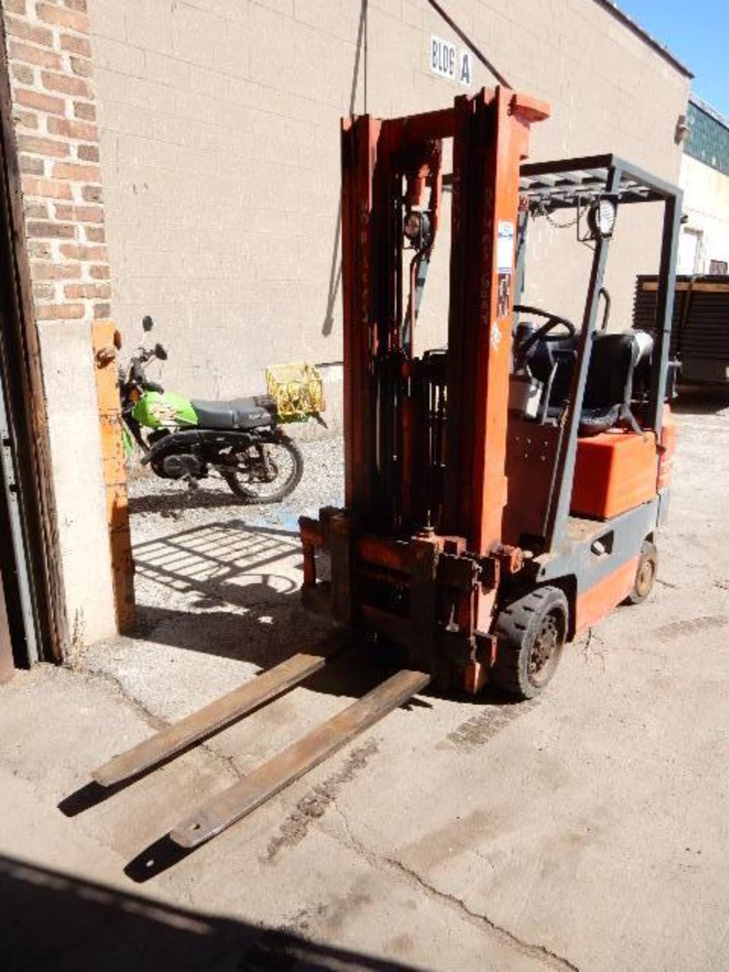 Toyota 4000lb Cap (est) 6FGC15 (est) LP Gas ForkLift Truck S/N: 6F8C15-1356, Triple Mast, Side Shift - Image 2 of 7