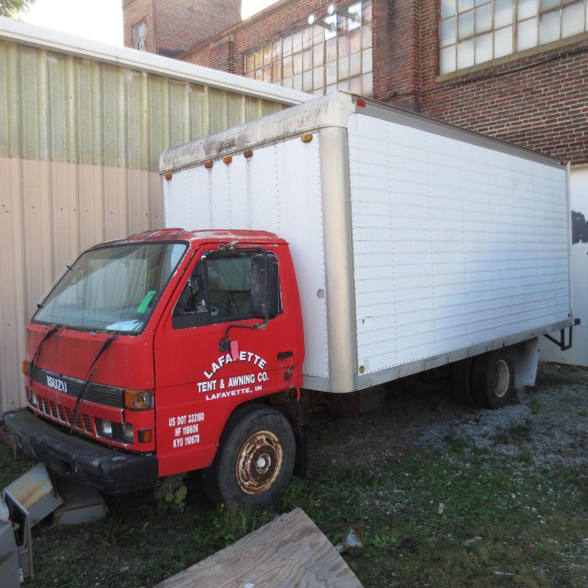 Isuzu 16Ft. NPR S/A Box Truck Vin JAMJP7486G9408463 (1986) 3.9L Diesel, Manual, Roll Up Door, 343,74