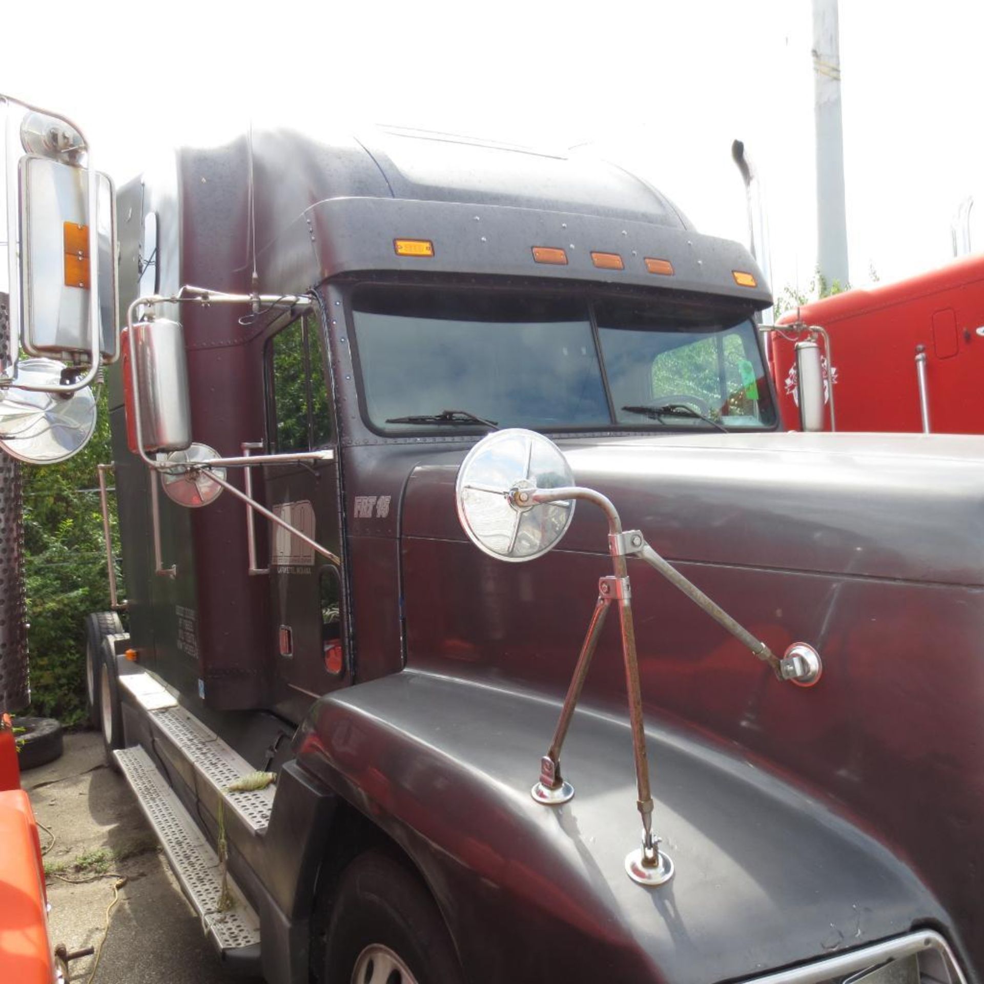 Freightliner Sleeper Truck Tractor T/A Vin 1FUYDZYBXTH589543 (1996) 696,837 Miles Showing ( Will Sta - Image 2 of 9