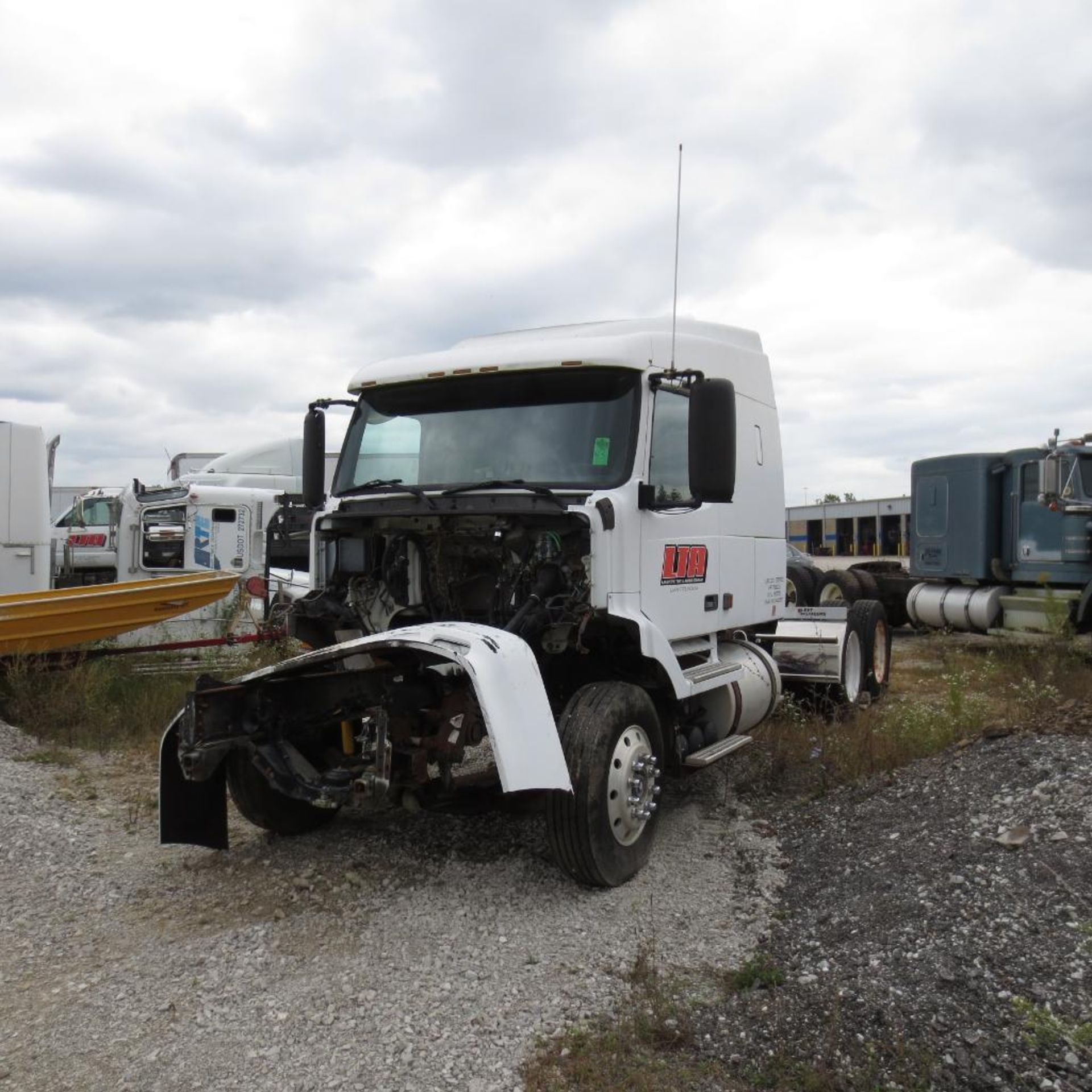 Volvo Truck Tractor T/A Vin. 4VG7DAJJ5WN744597 (1998) 14.0L ( Not Running ) ( Loc. 2500 South Vetera