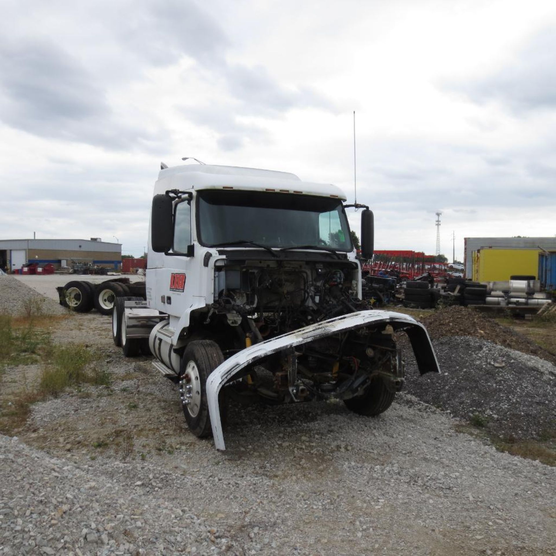 Volvo Truck Tractor T/A Vin. 4VG7DAJJ5WN744597 (1998) 14.0L ( Not Running ) ( Loc. 2500 South Vetera - Image 2 of 6